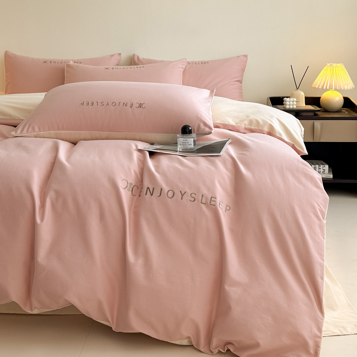 91家纺网 家纺一手货源 找家纺 拼社家纺 2025秋冬A类全棉加厚磨毛四件套刺绣纯棉不掉毛四件套-缪斯（提供买家秀） 缪斯-暖心粉+星月米