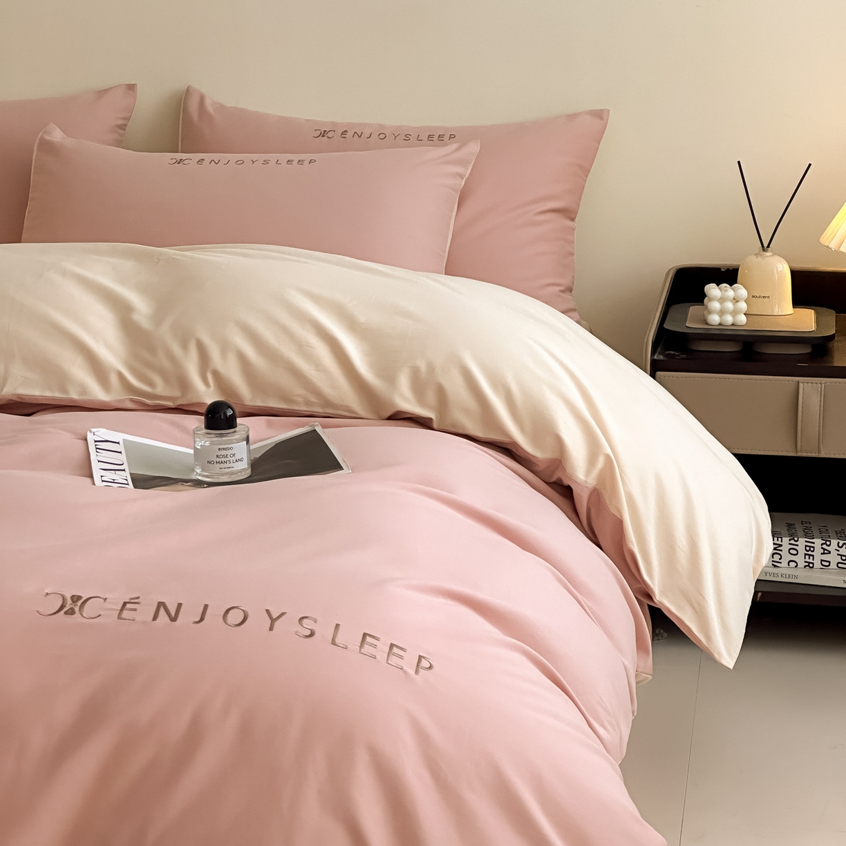 91家纺网 家纺一手货源 找家纺 拼社家纺 2025秋冬A类全棉加厚磨毛四件套刺绣纯棉不掉毛四件套-缪斯（提供买家秀） 缪斯-暖心粉+星月米