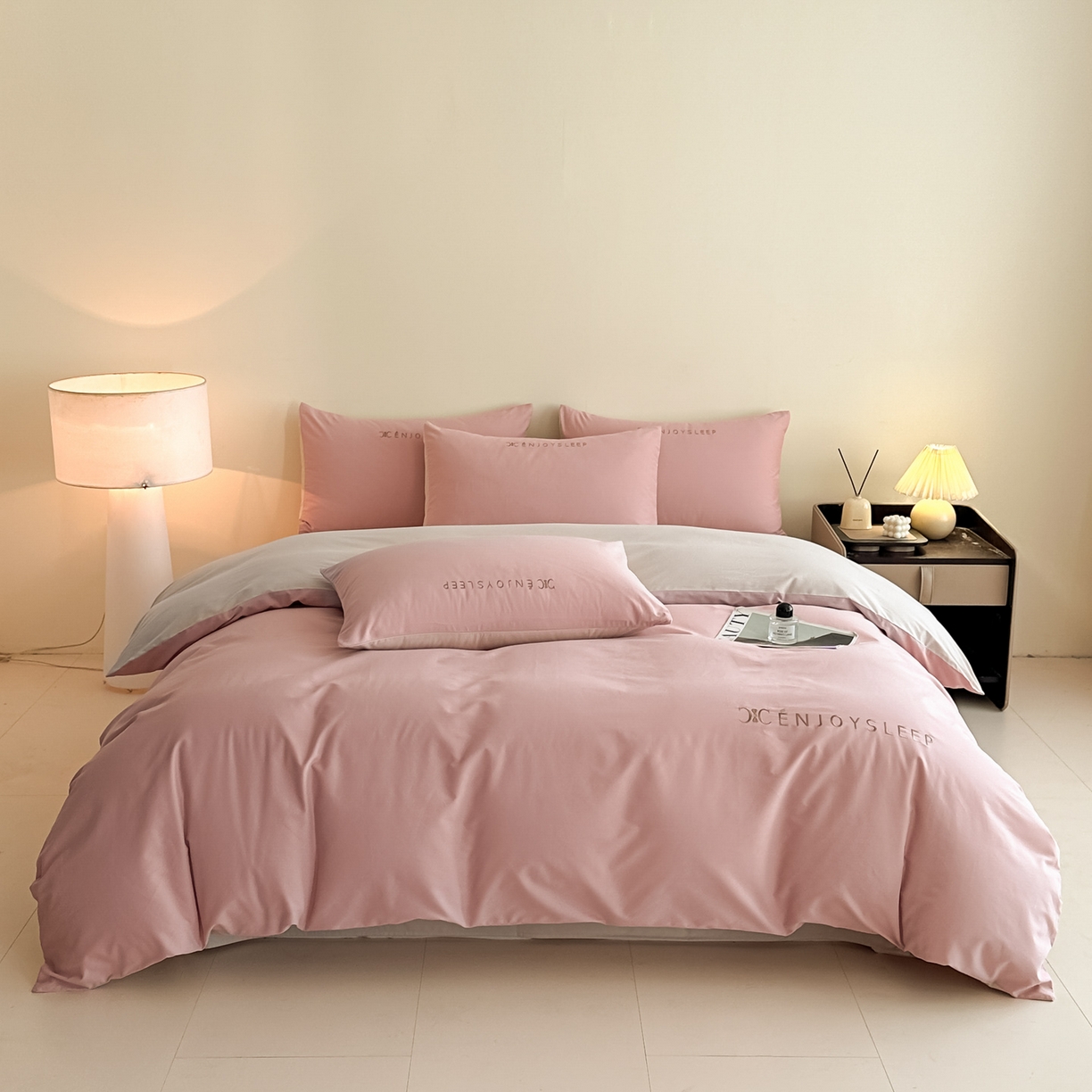 91家纺网 家纺一手货源 找家纺 拼社家纺 2025秋冬A类全棉加厚磨毛四件套刺绣纯棉不掉毛四件套-缪斯（提供买家秀） 缪斯-藕荷粉+印月灰