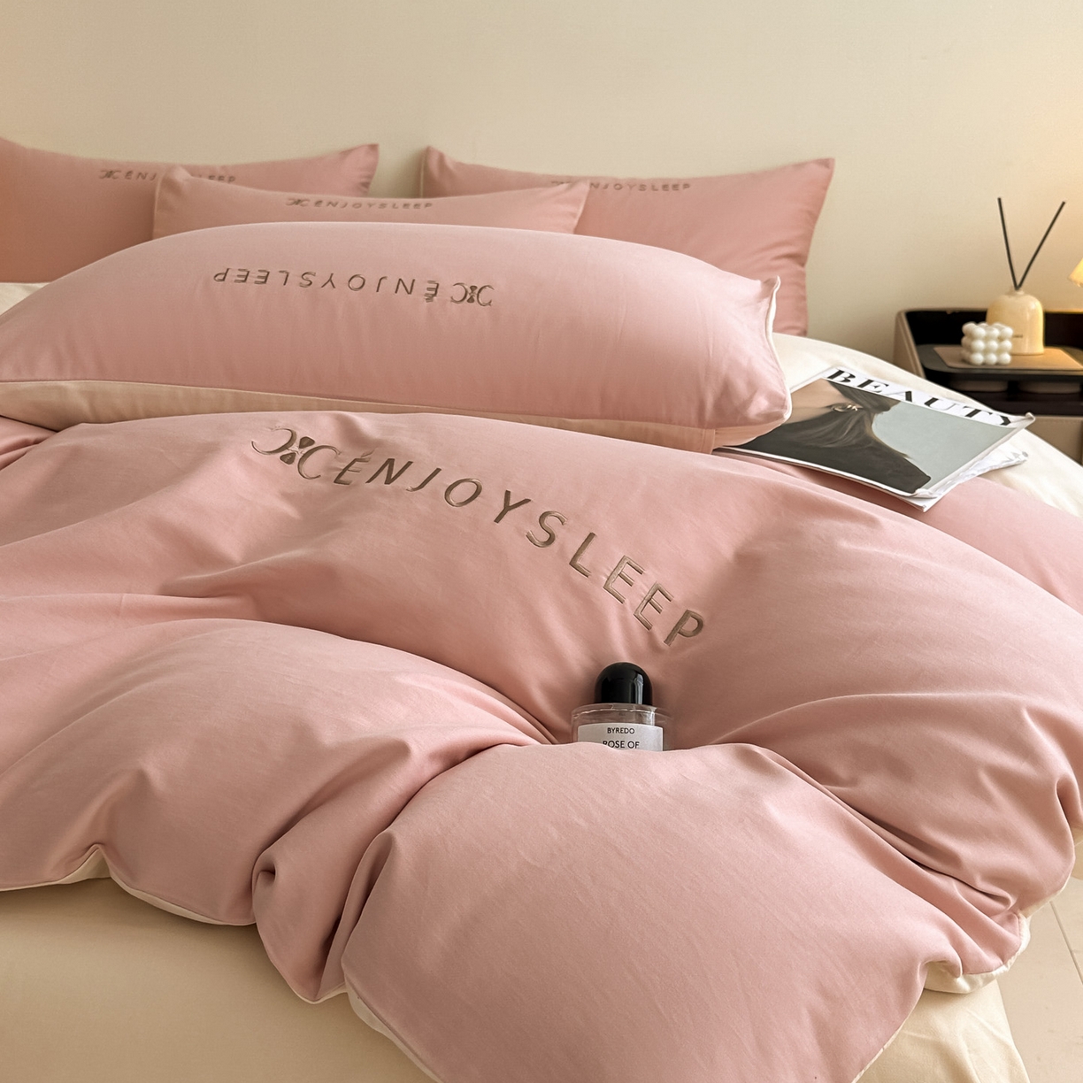 91家纺网 家纺一手货源 找家纺 拼社家纺 2025秋冬A类全棉加厚磨毛四件套刺绣纯棉不掉毛四件套-缪斯（提供买家秀） 缪斯-暖心粉+星月米