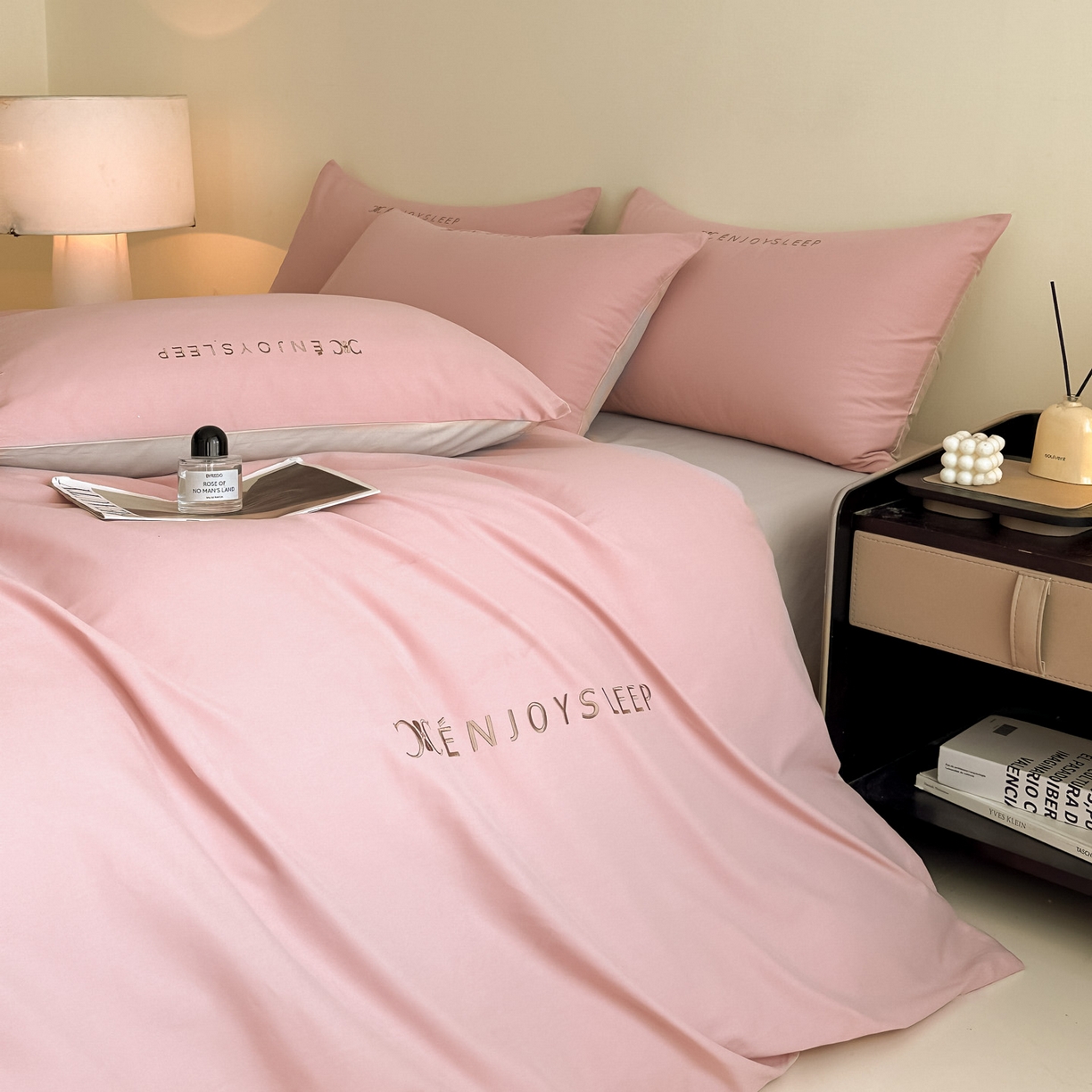 91家纺网 家纺一手货源 找家纺 拼社家纺 2025秋冬A类全棉加厚磨毛四件套刺绣纯棉不掉毛四件套-缪斯（提供买家秀） 缪斯-藕荷粉+印月灰