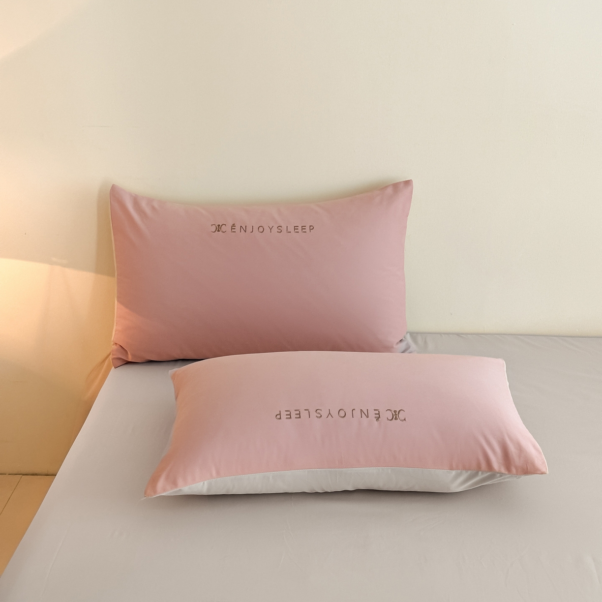 91家纺网 家纺一手货源 找家纺 拼社家纺 2025秋冬A类全棉加厚磨毛四件套刺绣纯棉不掉毛四件套-缪斯（提供买家秀） 缪斯-藕荷粉+印月灰