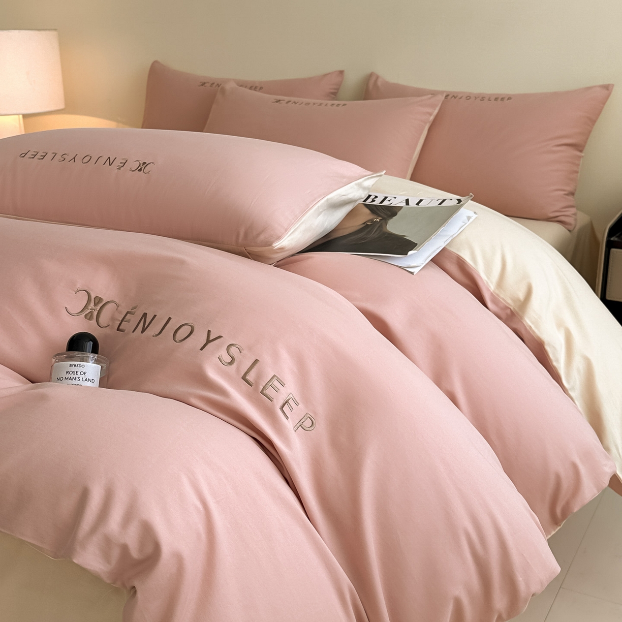 91家纺网 家纺一手货源 找家纺 拼社家纺 2025秋冬A类全棉加厚磨毛四件套刺绣纯棉不掉毛四件套-缪斯（提供买家秀） 缪斯-暖心粉+星月米