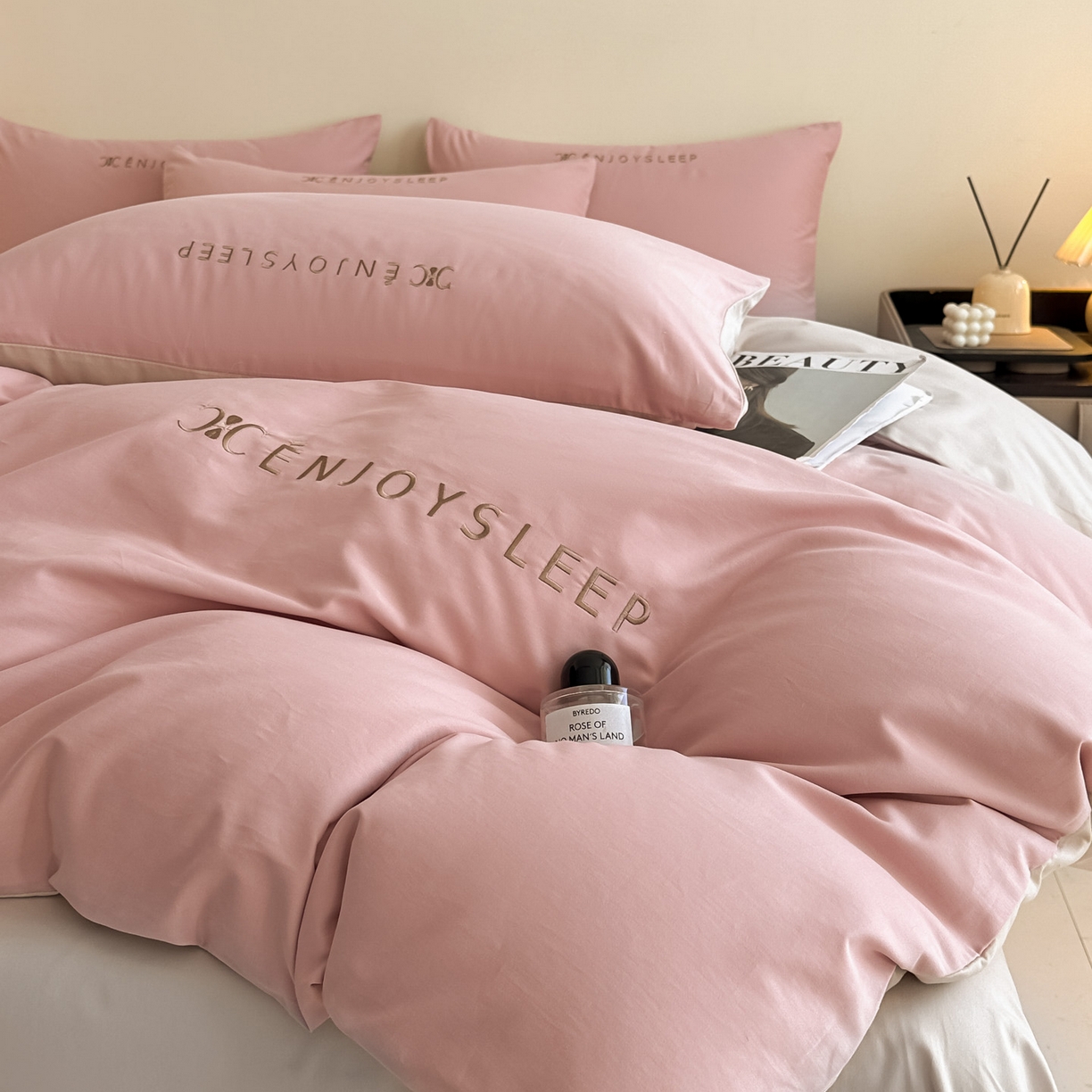 91家纺网 家纺一手货源 找家纺 拼社家纺 2025秋冬A类全棉加厚磨毛四件套刺绣纯棉不掉毛四件套-缪斯（提供买家秀） 缪斯-藕荷粉+印月灰