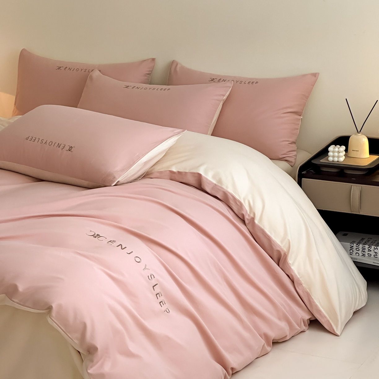 91家纺网 家纺一手货源 找家纺 拼社家纺 2025秋冬A类全棉加厚磨毛四件套刺绣纯棉不掉毛四件套-缪斯（提供买家秀） 缪斯-暖心粉+星月米