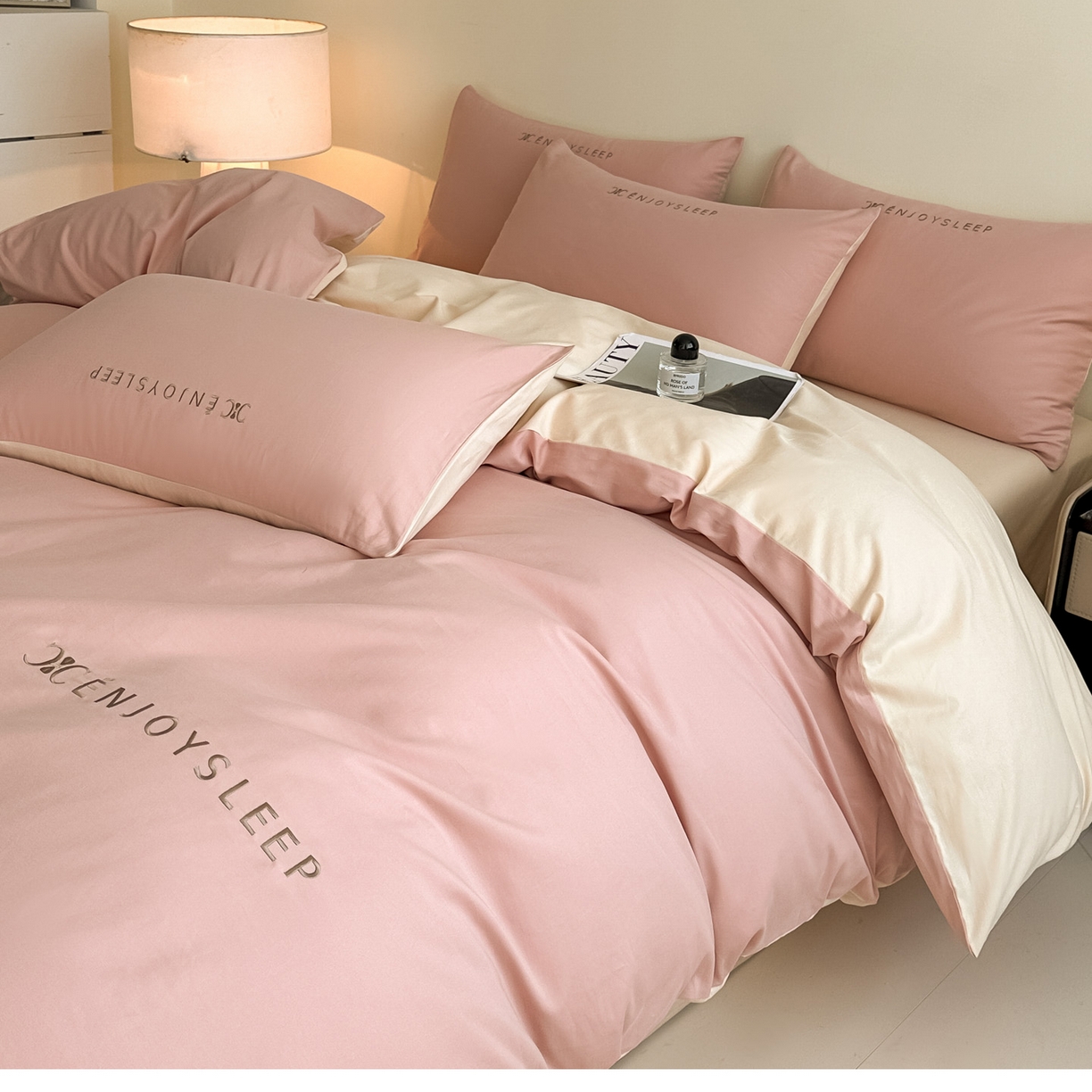 91家纺网 家纺一手货源 找家纺 拼社家纺 2025秋冬A类全棉加厚磨毛四件套刺绣纯棉不掉毛四件套-缪斯（提供买家秀） 缪斯-暖心粉+星月米