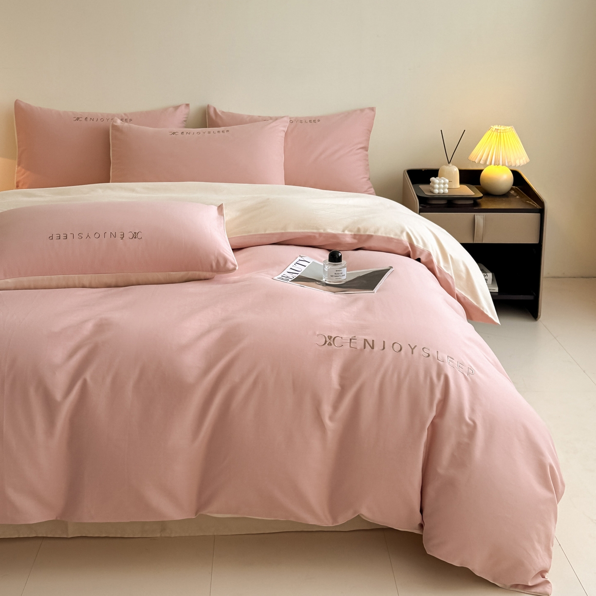 91家纺网 家纺一手货源 找家纺 拼社家纺 2025秋冬A类全棉加厚磨毛四件套刺绣纯棉不掉毛四件套-缪斯（提供买家秀） 缪斯-暖心粉+星月米