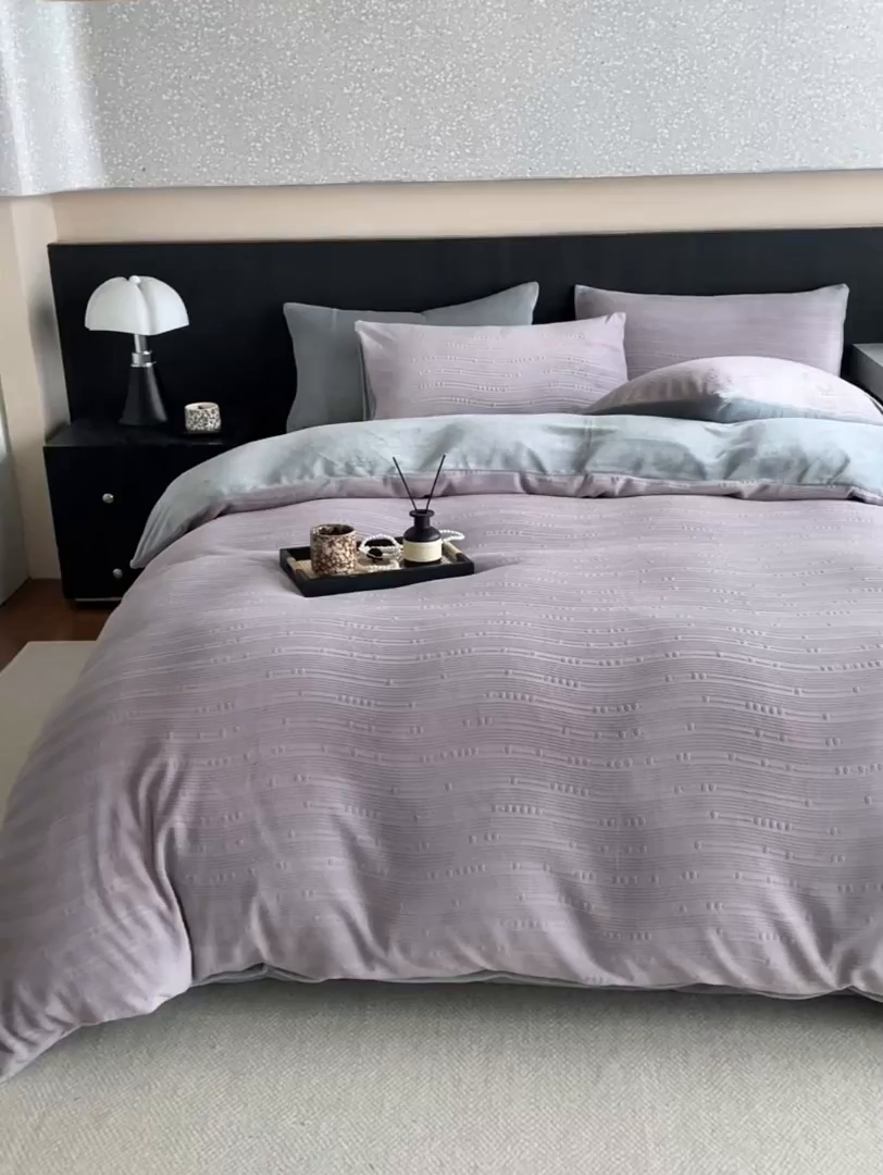 91家纺网 家纺一手货源 找家纺 三味舒屋 2025新款简约雕花牛奶绒四件套-波韵系列 波韵浅紫