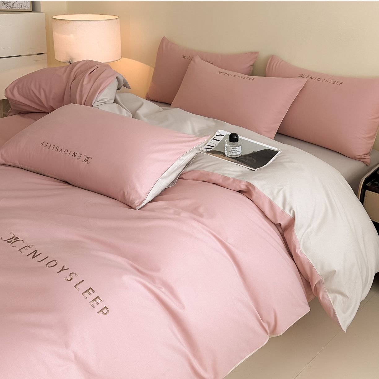 91家纺网 家纺一手货源 找家纺 拼社家纺 2025秋冬A类全棉加厚磨毛四件套刺绣纯棉不掉毛四件套-缪斯（提供买家秀） 缪斯-藕荷粉+印月灰