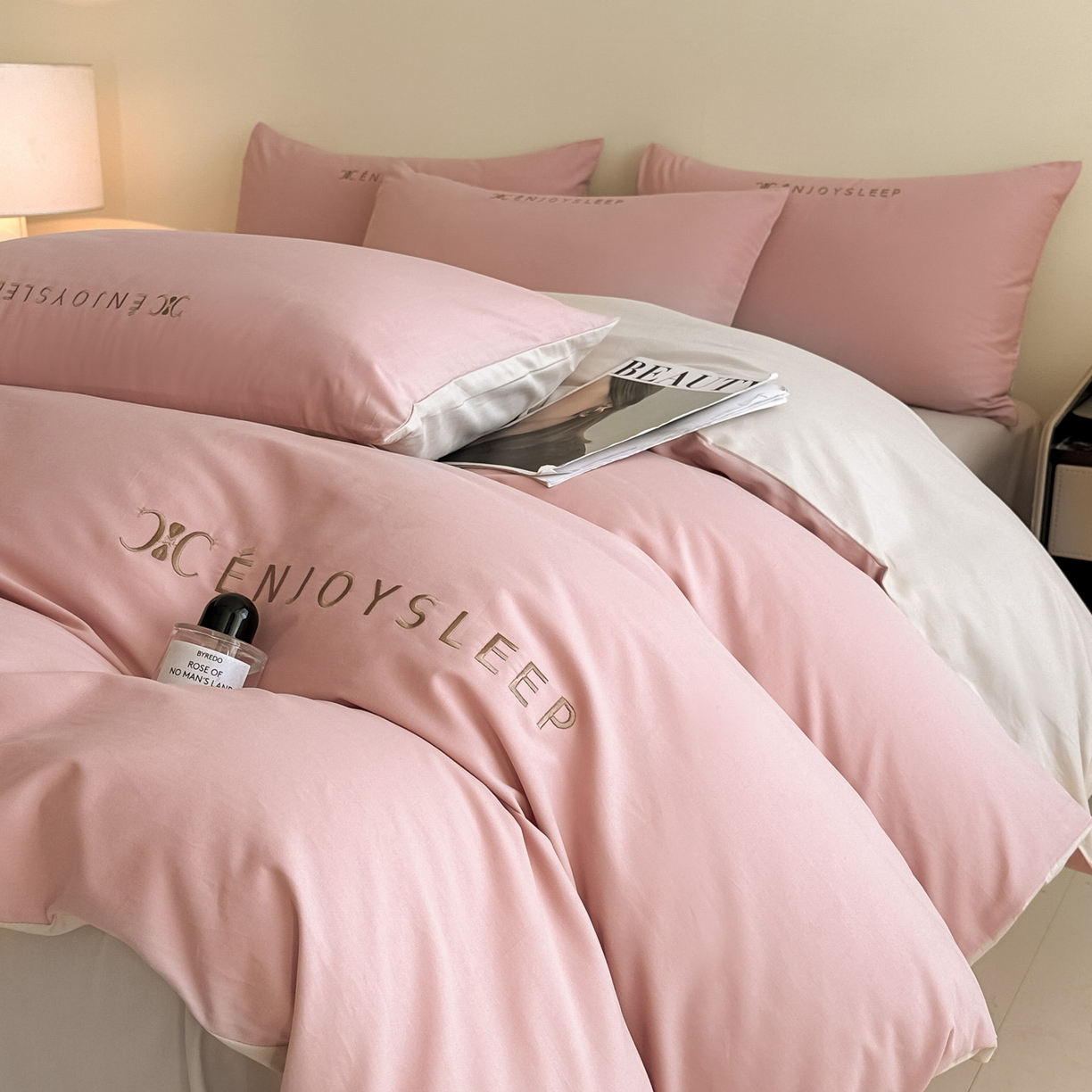 91家纺网 家纺一手货源 找家纺 拼社家纺 2025秋冬A类全棉加厚磨毛四件套刺绣纯棉不掉毛四件套-缪斯（提供买家秀） 缪斯-藕荷粉+印月灰