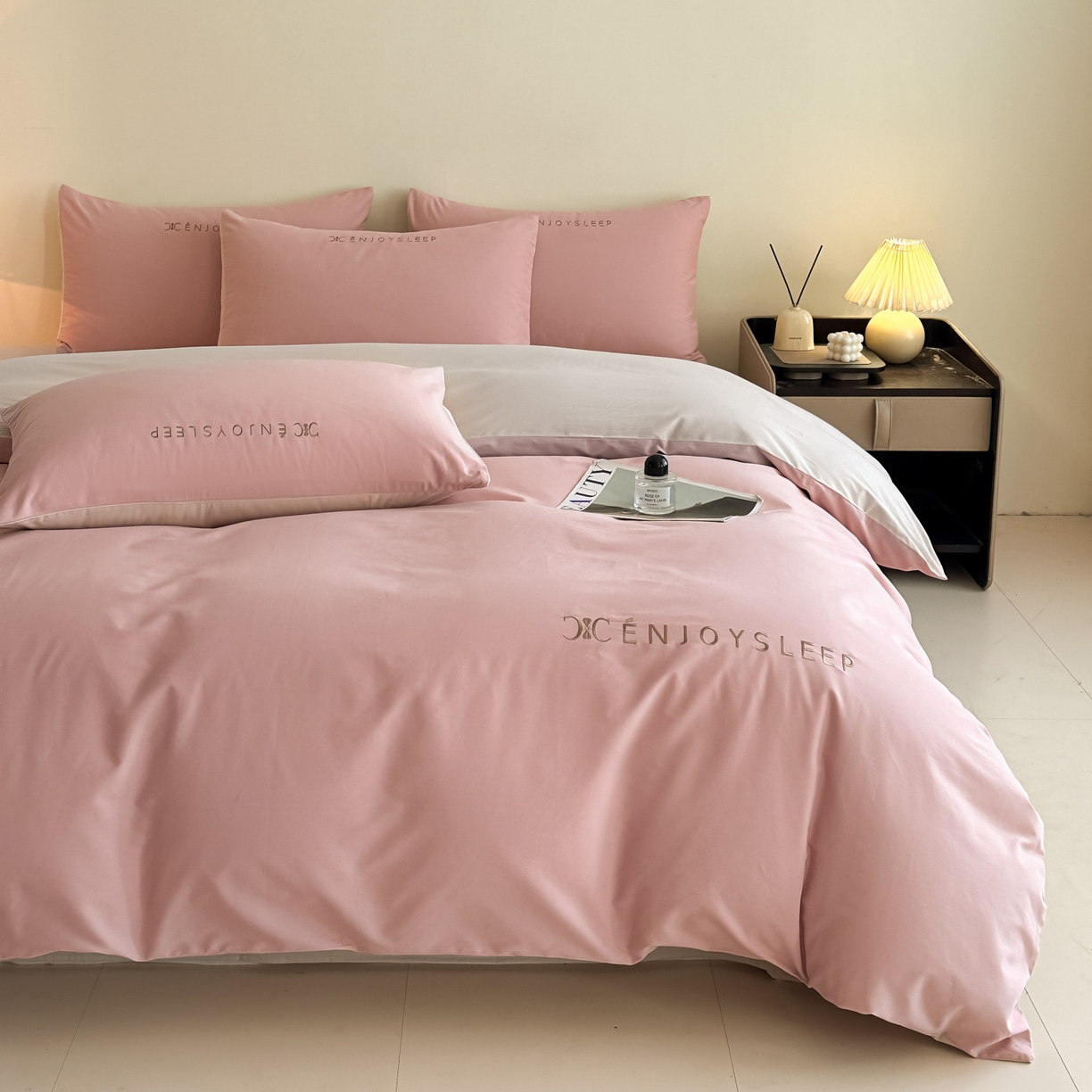 91家纺网 家纺一手货源 找家纺 拼社家纺 2025秋冬A类全棉加厚磨毛四件套刺绣纯棉不掉毛四件套-缪斯（提供买家秀） 缪斯-藕荷粉+印月灰