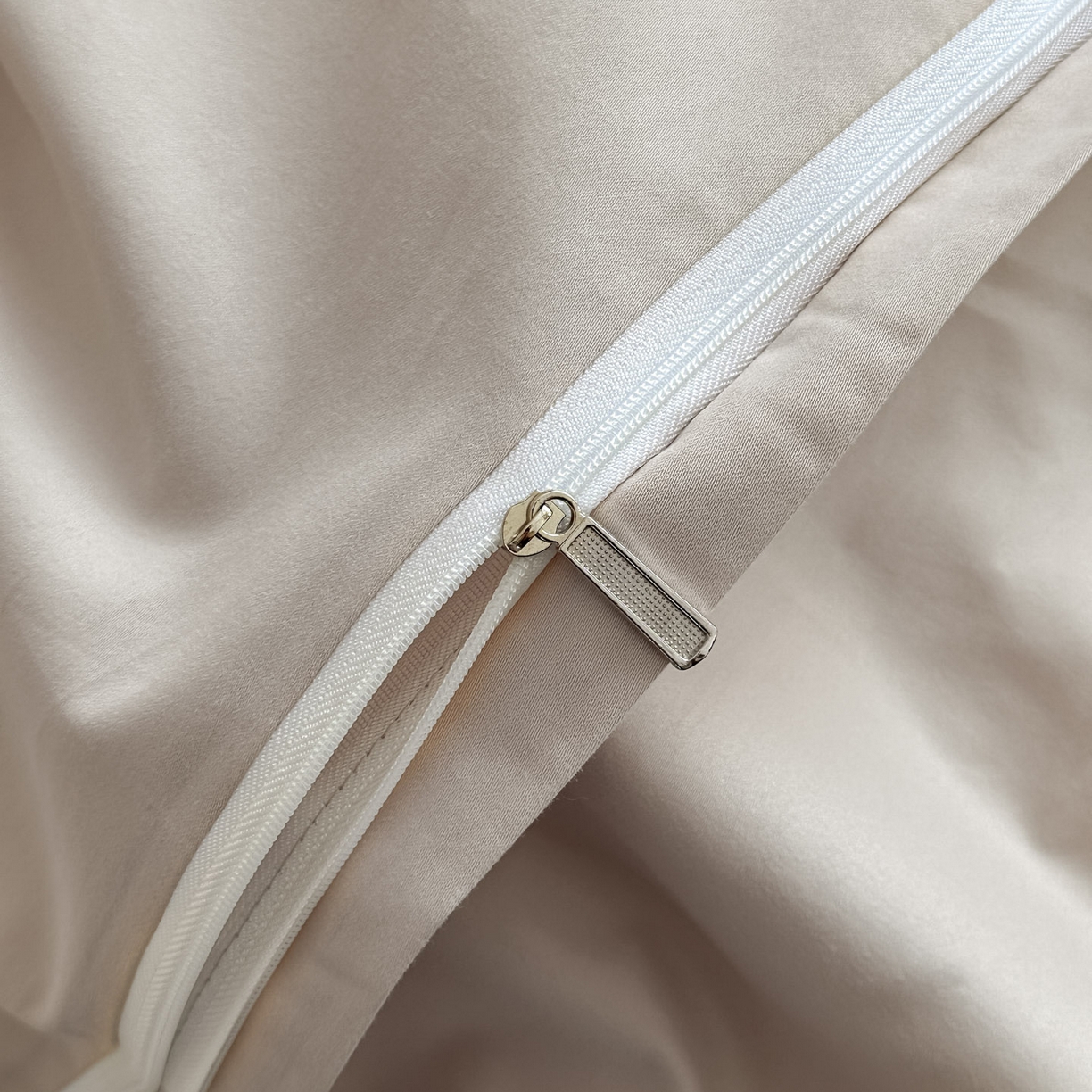 91家纺网 家纺一手货源 找家纺 拼社家纺 2025秋冬A类全棉加厚磨毛四件套刺绣纯棉不掉毛四件套-缪斯（提供买家秀） 缪斯-藕荷粉+印月灰