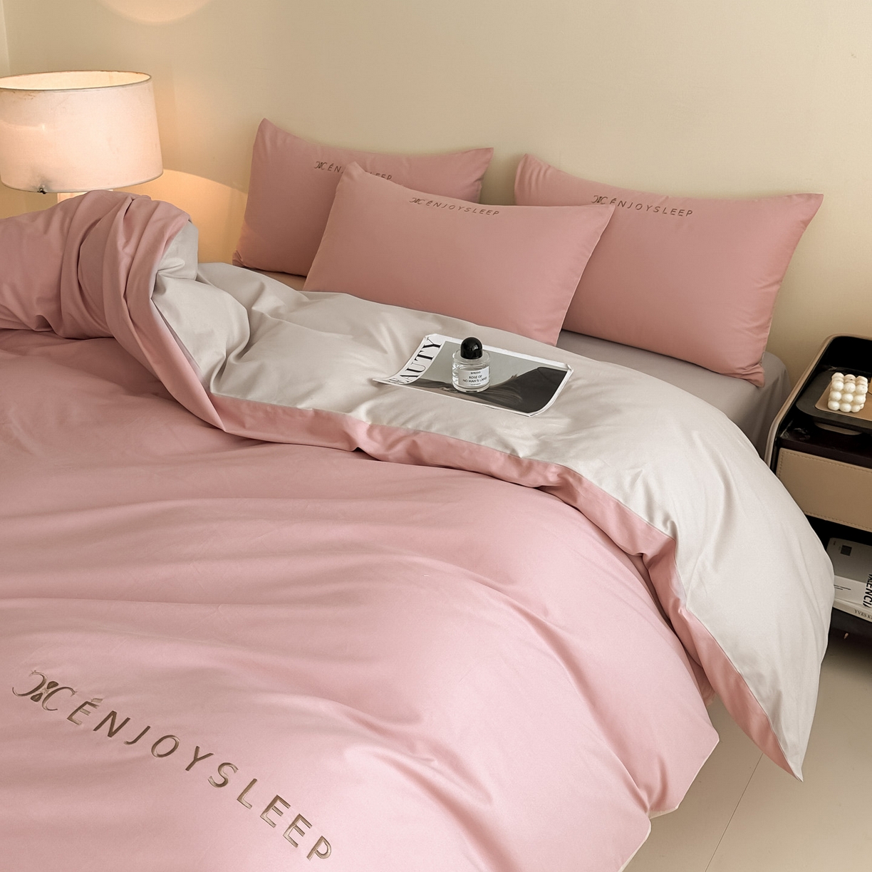 91家纺网 家纺一手货源 找家纺 拼社家纺 2025秋冬A类全棉加厚磨毛四件套刺绣纯棉不掉毛四件套-缪斯（提供买家秀） 缪斯-藕荷粉+印月灰