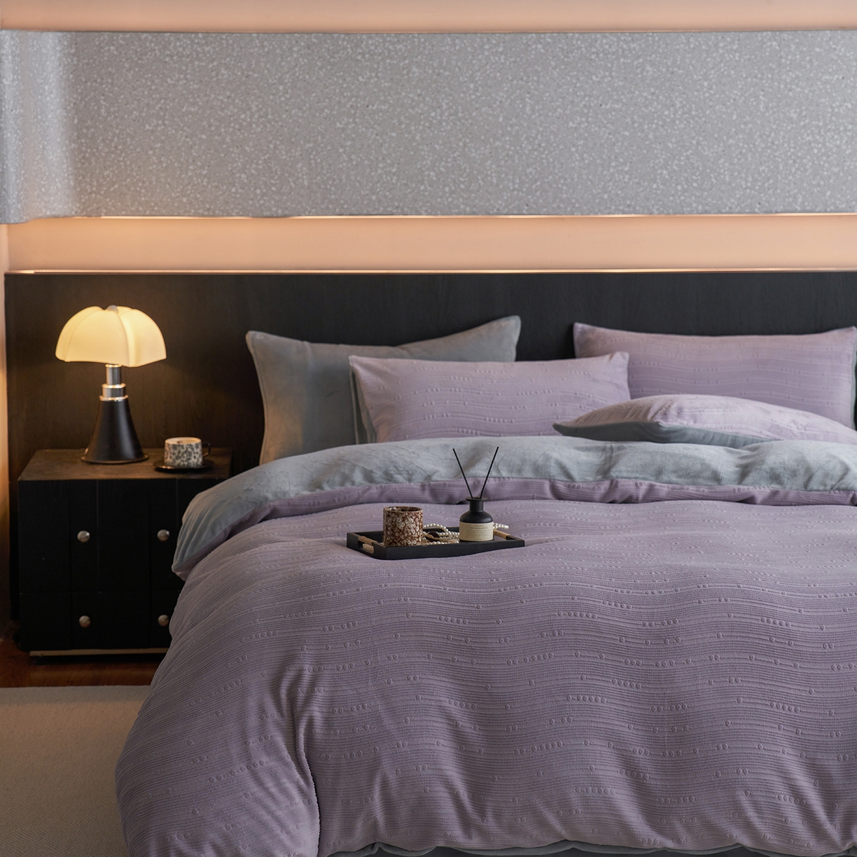 91家纺网 家纺一手货源 找家纺 三味舒屋 2025新款简约雕花牛奶绒四件套-波韵系列 波韵浅紫