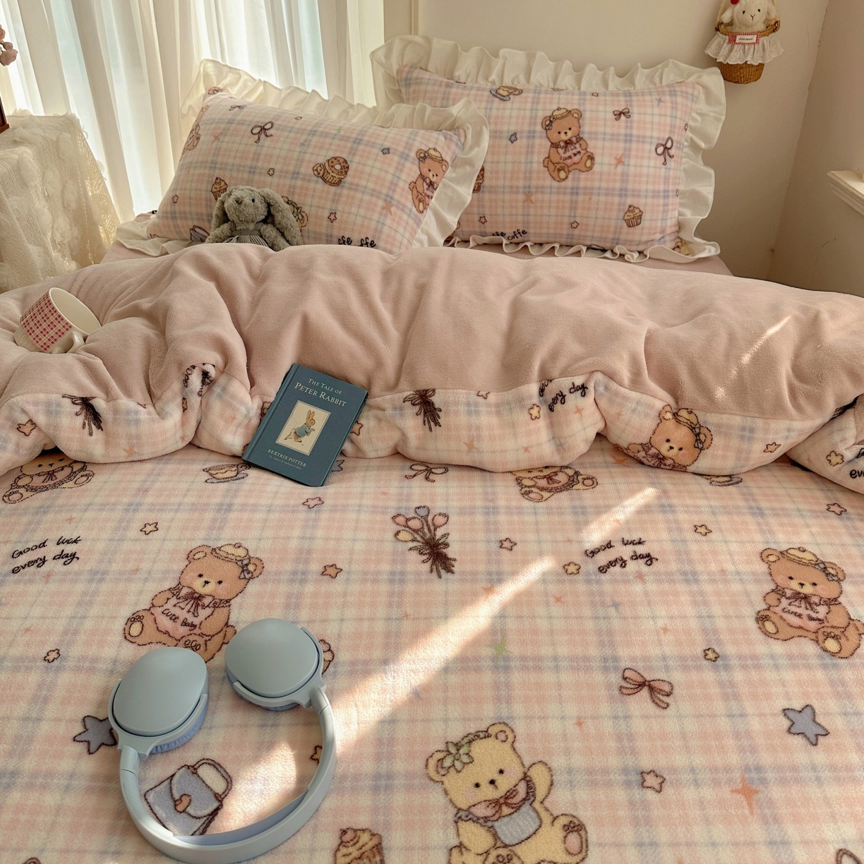 91家纺网 家纺一手货源 找家纺 萝莉家纺 2025秋冬新品韩版花边款加厚牛奶绒四件套 熊熊