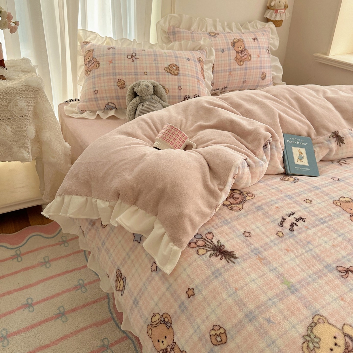 91家纺网 家纺一手货源 找家纺 萝莉家纺 2025秋冬新品韩版花边款加厚牛奶绒四件套 熊熊