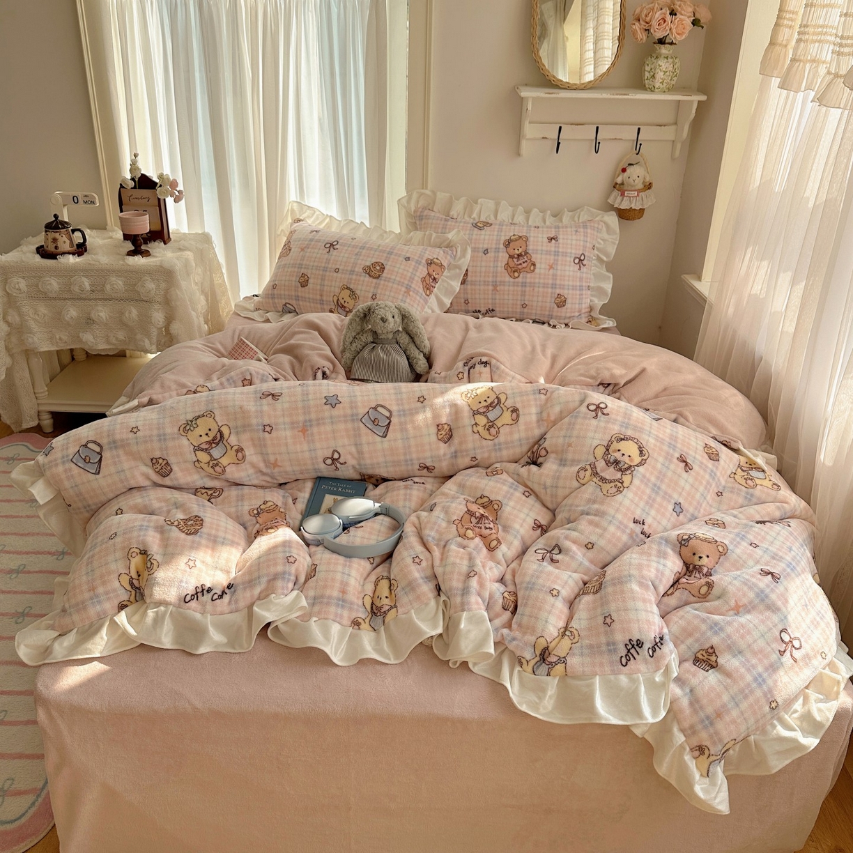 91家纺网 家纺一手货源 找家纺 萝莉家纺 2025秋冬新品韩版花边款加厚牛奶绒四件套 熊熊