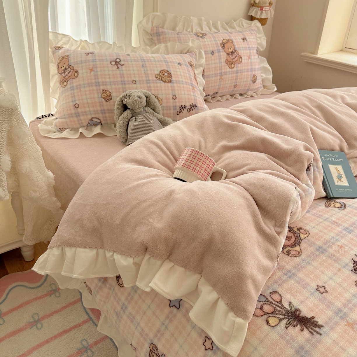 91家纺网 家纺一手货源 找家纺 萝莉家纺 2025秋冬新品韩版花边款加厚牛奶绒四件套 熊熊