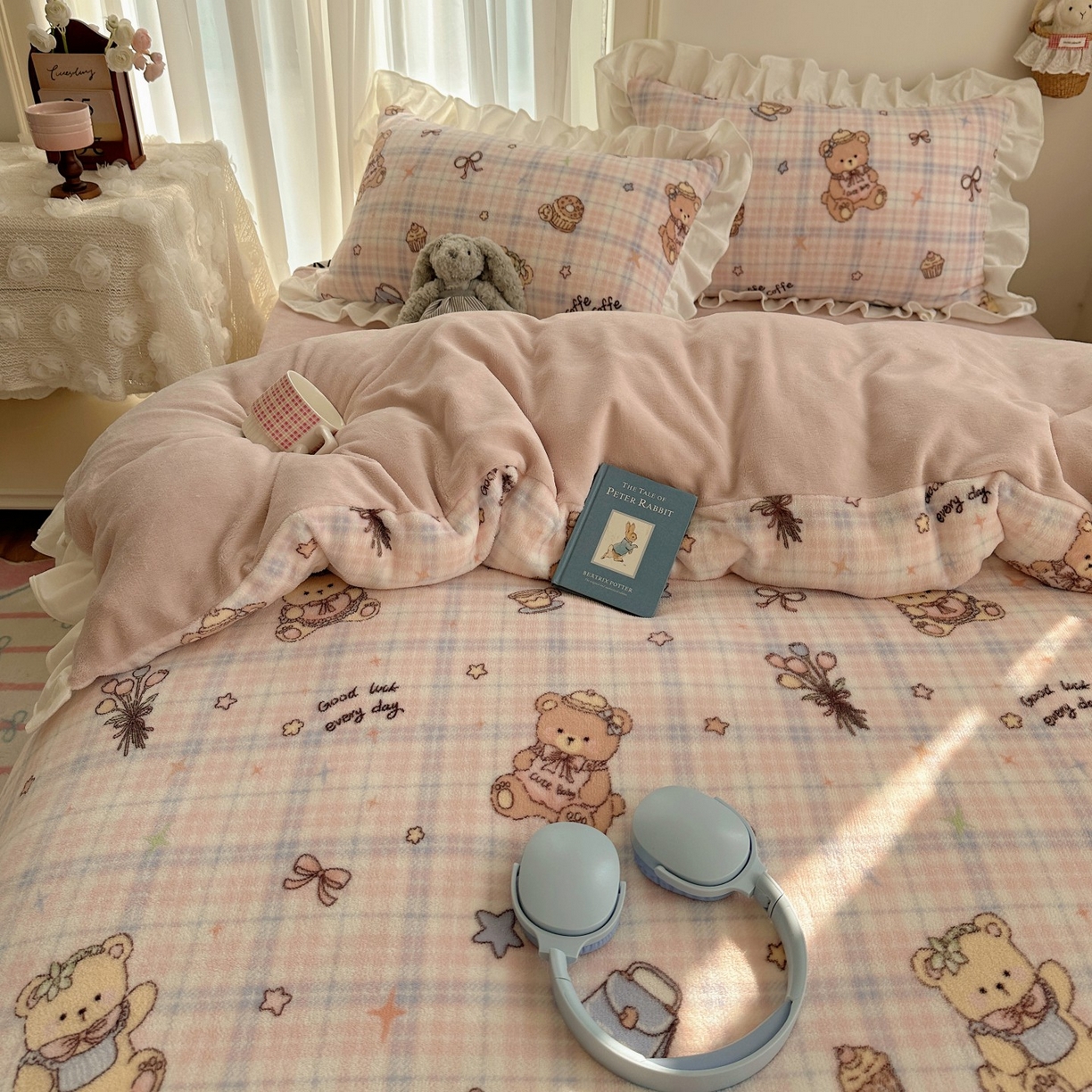 91家纺网 家纺一手货源 找家纺 萝莉家纺 2025秋冬新品韩版花边款加厚牛奶绒四件套 熊熊