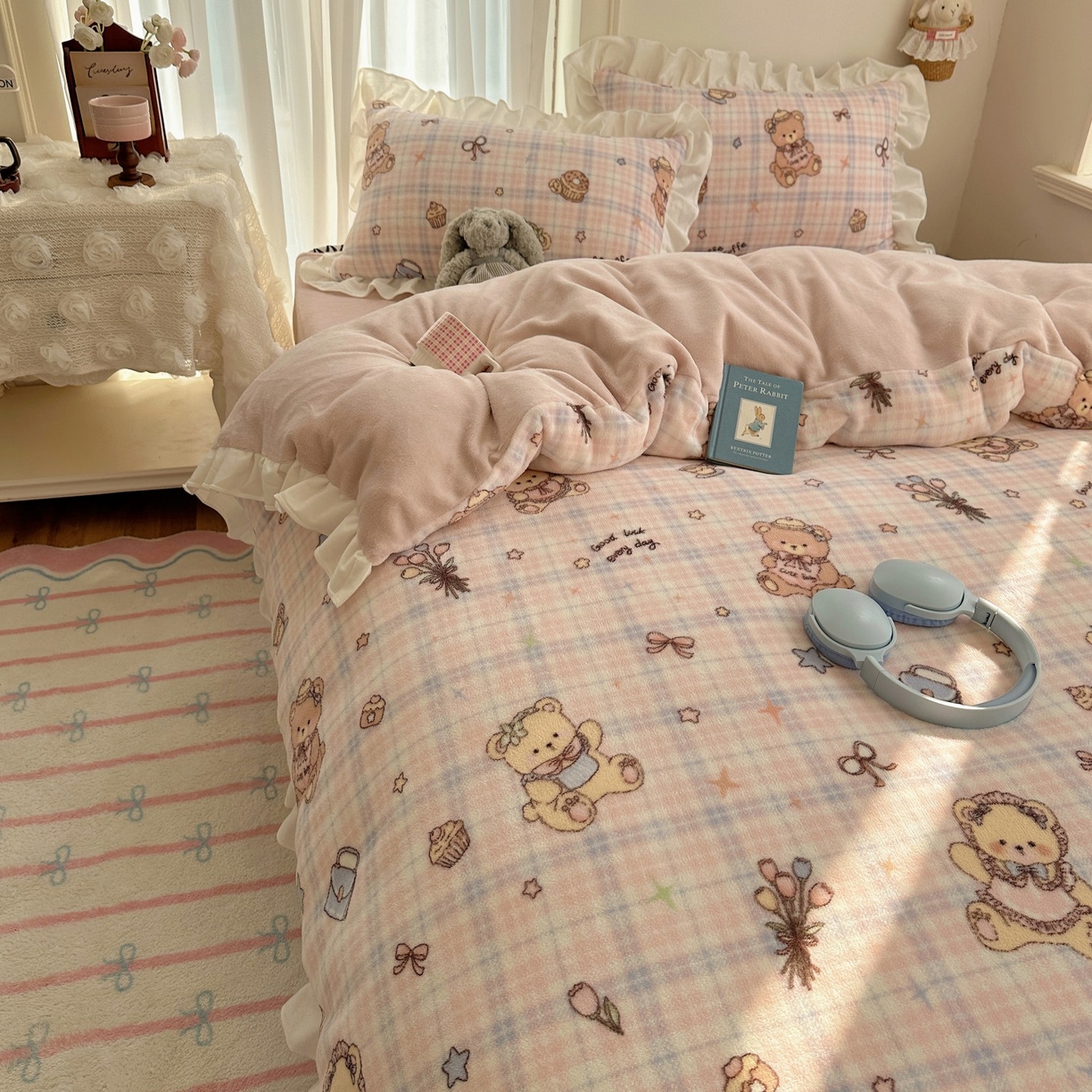 91家纺网 家纺一手货源 找家纺 萝莉家纺 2025秋冬新品韩版花边款加厚牛奶绒四件套 熊熊