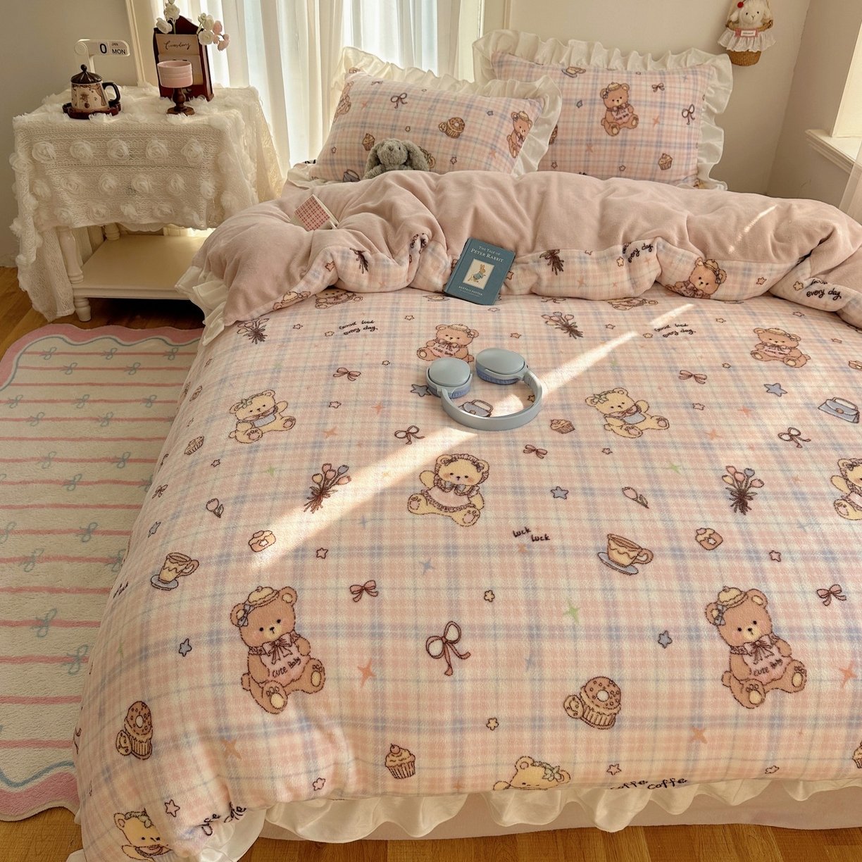 91家纺网 家纺一手货源 找家纺 萝莉家纺 2025秋冬新品韩版花边款加厚牛奶绒四件套 熊熊