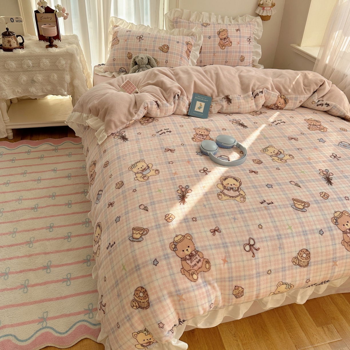 91家纺网 家纺一手货源 找家纺 萝莉家纺 2025秋冬新品韩版花边款加厚牛奶绒四件套 熊熊