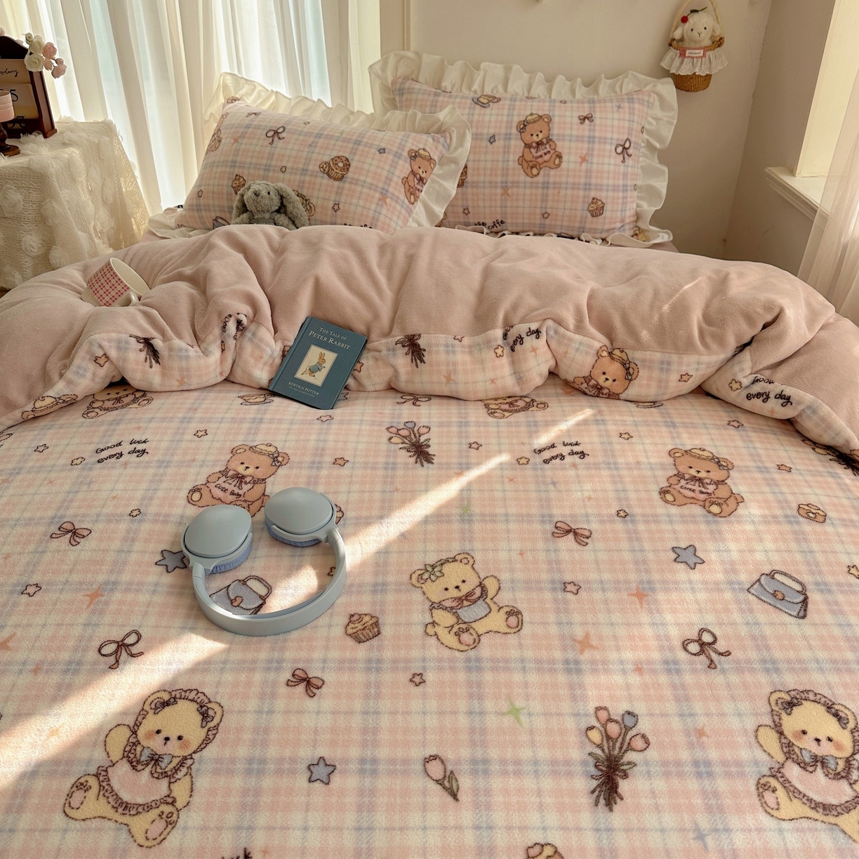 91家纺网 家纺一手货源 找家纺 萝莉家纺 2025秋冬新品韩版花边款加厚牛奶绒四件套 熊熊