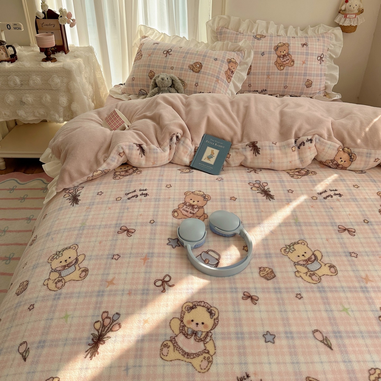 91家纺网 家纺一手货源 找家纺 萝莉家纺 2025秋冬新品韩版花边款加厚牛奶绒四件套 熊熊