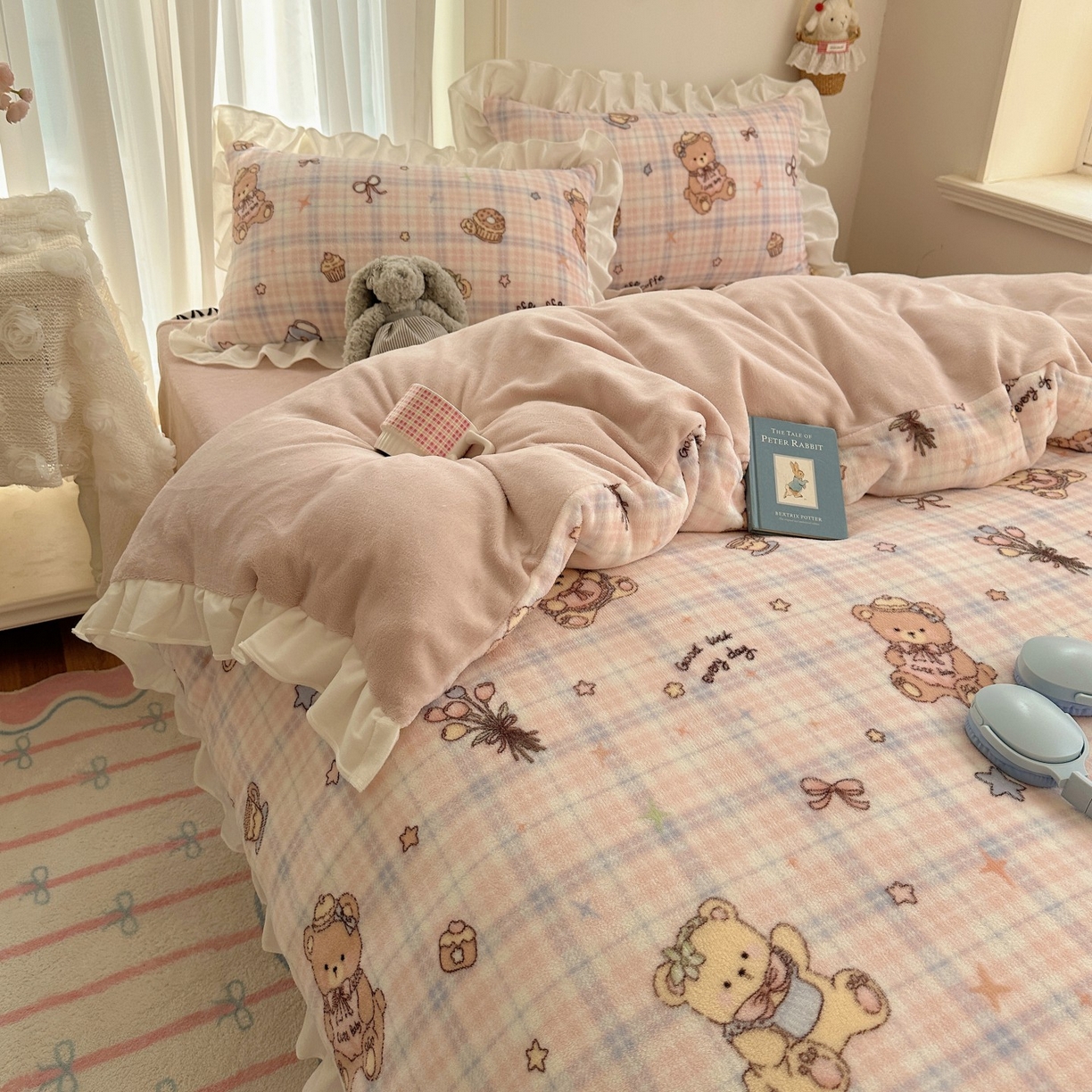 91家纺网 家纺一手货源 找家纺 萝莉家纺 2025秋冬新品韩版花边款加厚牛奶绒四件套 熊熊