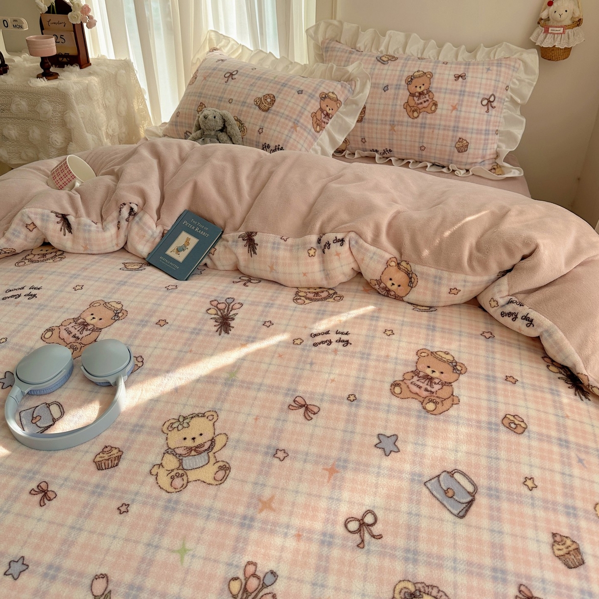 91家纺网 家纺一手货源 找家纺 萝莉家纺 2025秋冬新品韩版花边款加厚牛奶绒四件套 熊熊