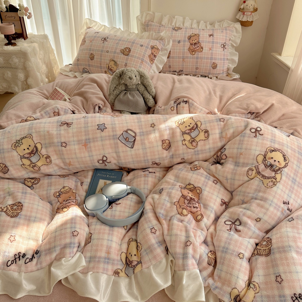 91家纺网 家纺一手货源 找家纺 萝莉家纺 2025秋冬新品韩版花边款加厚牛奶绒四件套 熊熊