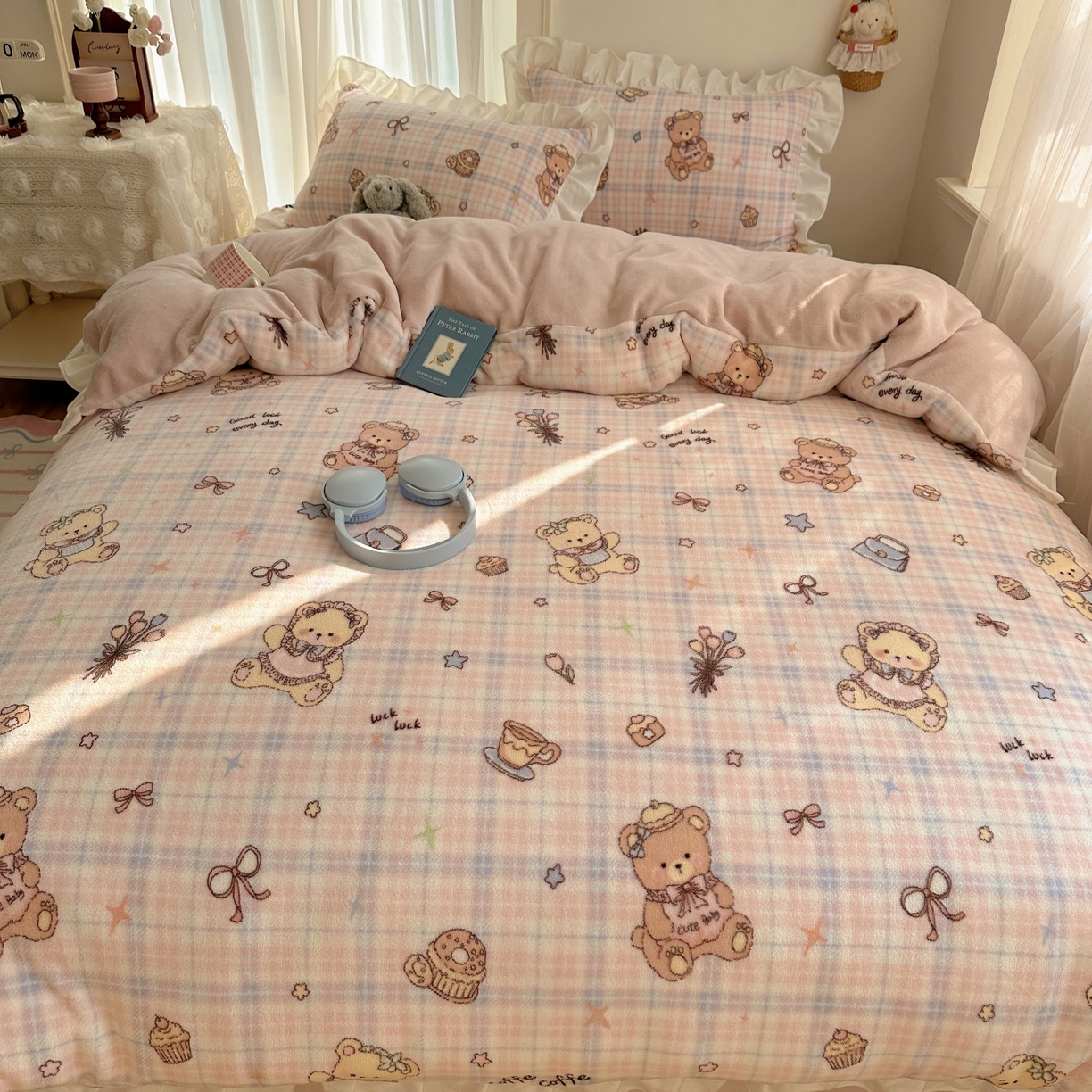 91家纺网 家纺一手货源 找家纺 萝莉家纺 2025秋冬新品韩版花边款加厚牛奶绒四件套 熊熊