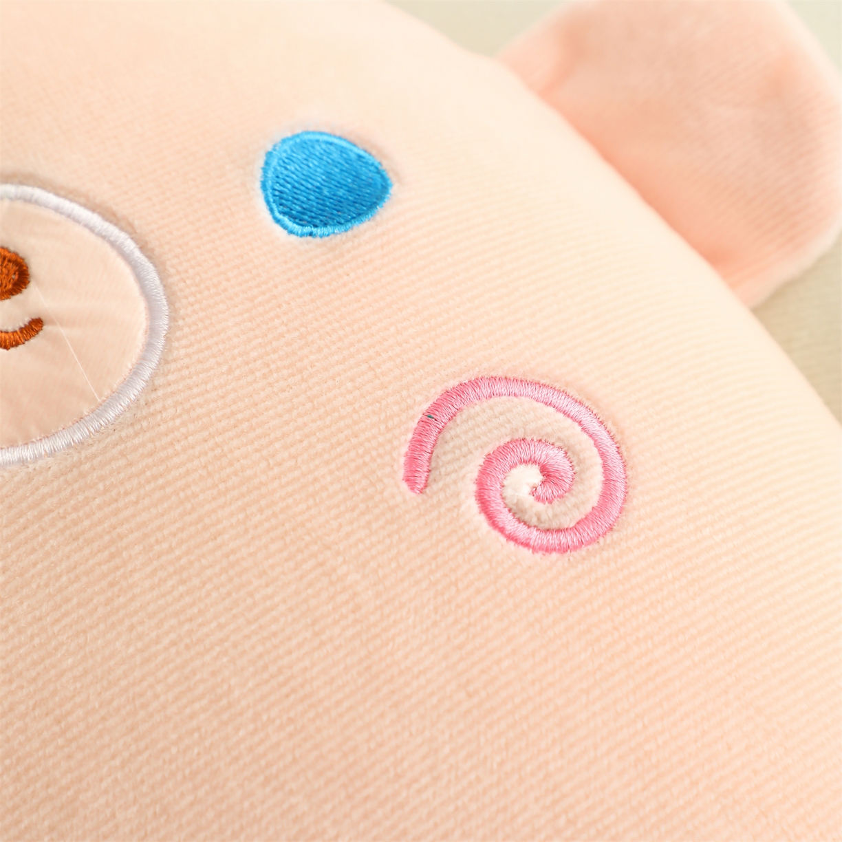 91家纺网 家纺一手货源 找家纺 芯洲 2025新款条绒月亮枕记忆枕卡通可爱小熊秋冬宿舍枕头枕芯 绒绒小熊-粉