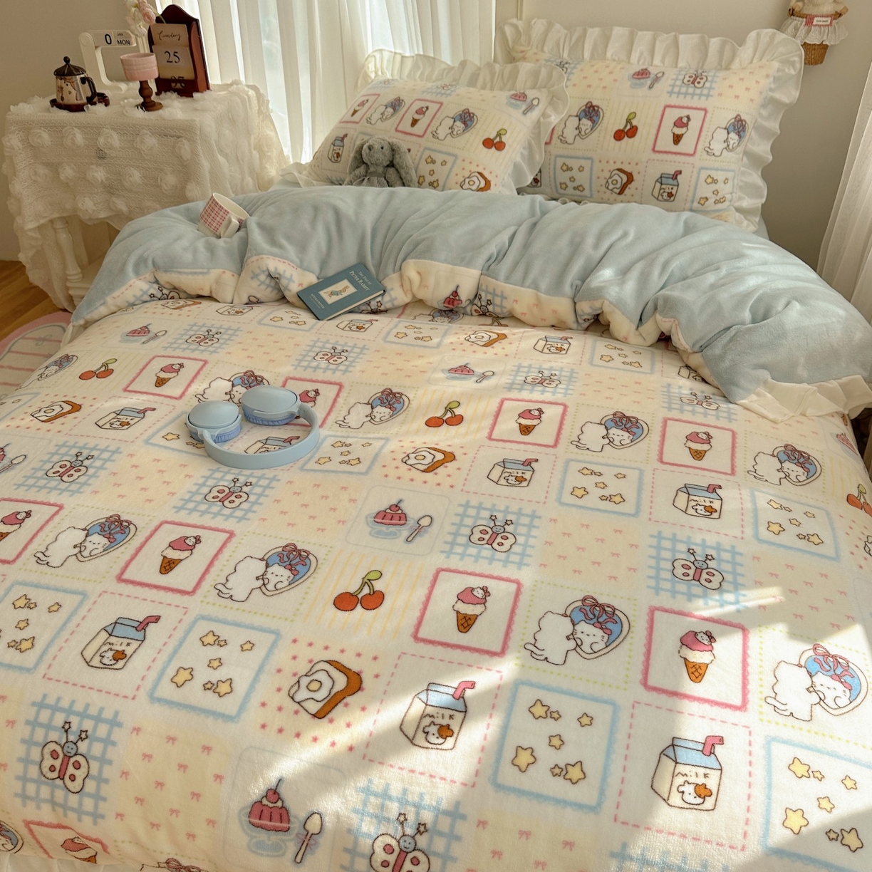 91家纺网 家纺一手货源 找家纺 萝莉家纺 2025秋冬新品韩版花边款加厚牛奶绒四件套 甜品店