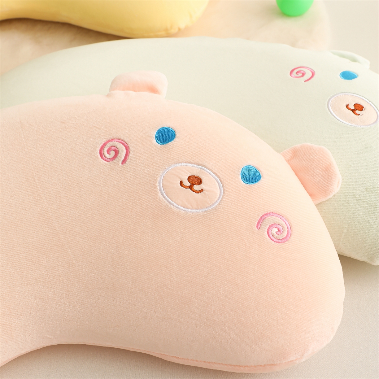 91家纺网 家纺一手货源 找家纺 芯洲 2025新款条绒月亮枕记忆枕卡通可爱小熊秋冬宿舍枕头枕芯 组合图