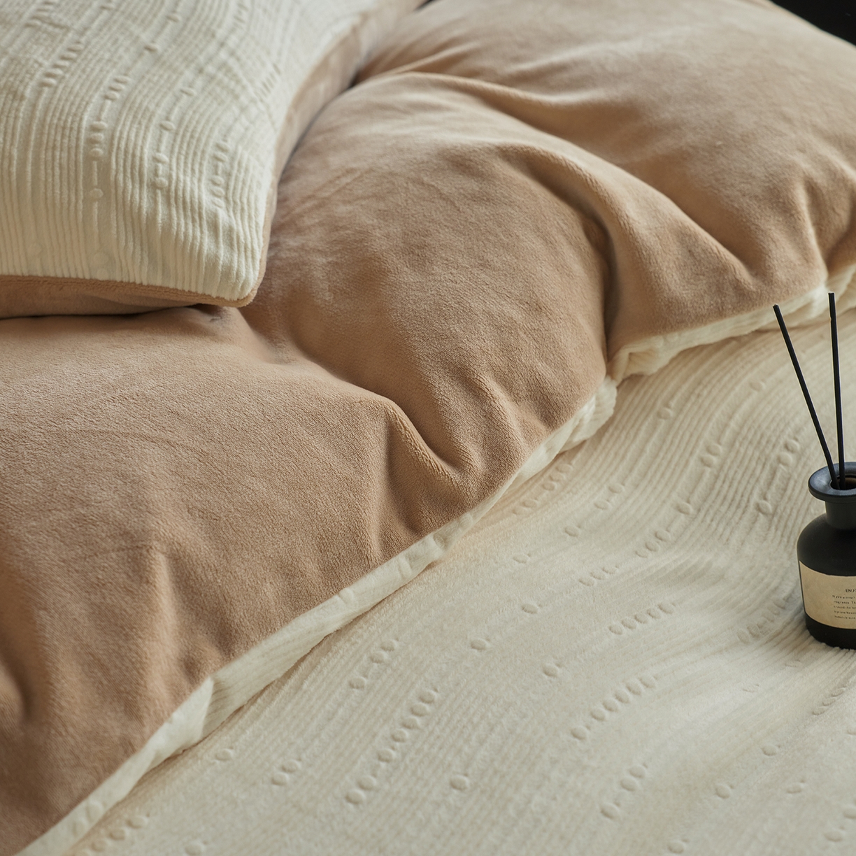 91家纺网 家纺一手货源 找家纺 （总）三味舒屋 2025新款简约雕花牛奶绒四件套-波韵系列