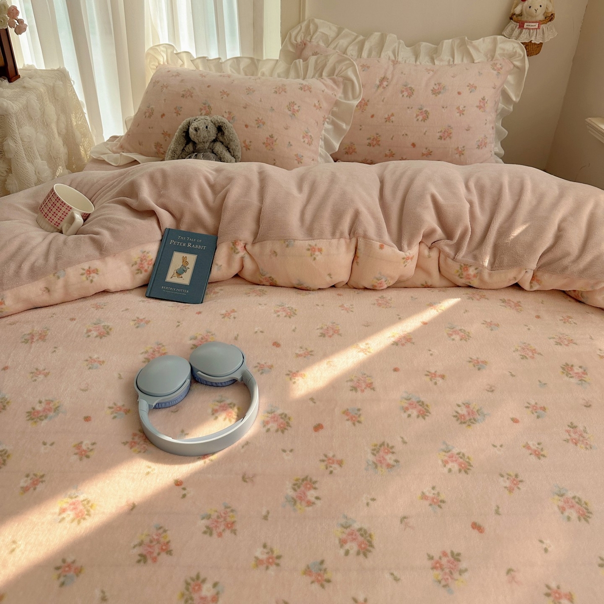 91家纺网 家纺一手货源 找家纺 萝莉家纺 2025秋冬新品韩版花边款加厚牛奶绒四件套 花粉