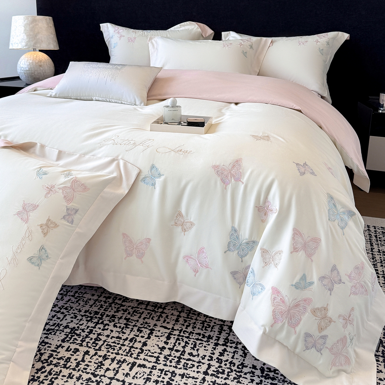 91家纺网 家纺一手货源 找家纺 家居1号家纺 2025新款超细旦纯棉磨毛四件套-蝶舞（控价标准288加大308 会员优惠10元） 蝶舞-白拼粉