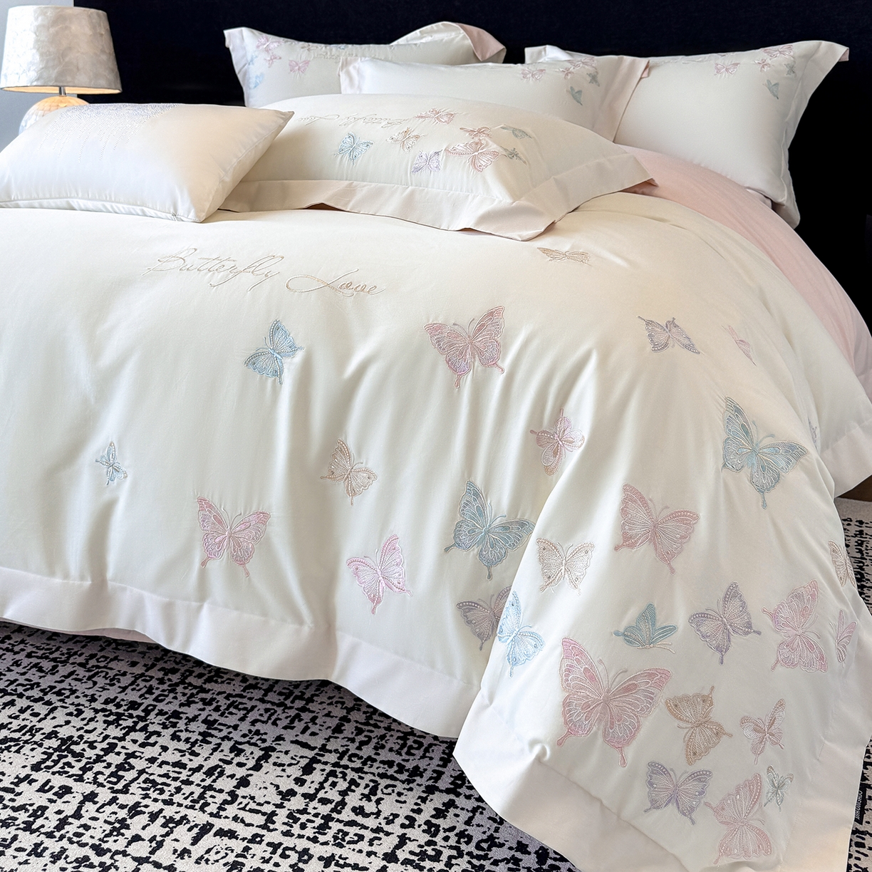 91家纺网 家纺一手货源 找家纺 家居1号家纺 2025新款超细旦纯棉磨毛四件套-蝶舞（控价标准288加大308 会员优惠10元） 蝶舞-白拼粉