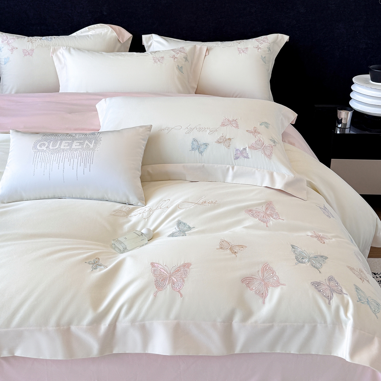 91家纺网 家纺一手货源 找家纺 家居1号家纺 2025新款超细旦纯棉磨毛四件套-蝶舞（控价标准288加大308 会员优惠10元） 蝶舞-白拼粉