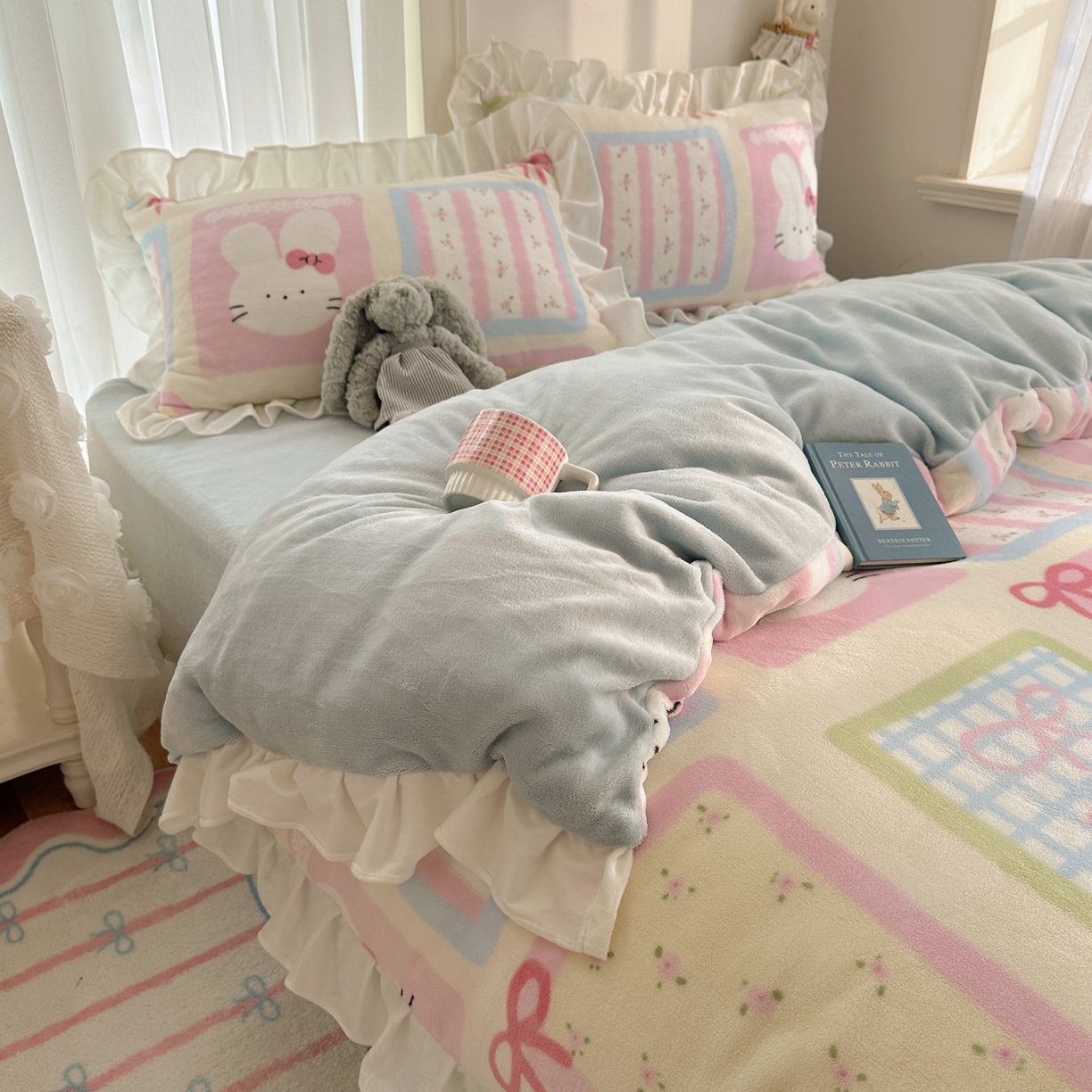 91家纺网 家纺一手货源 找家纺 萝莉家纺 2025秋冬新品韩版花边款加厚牛奶绒四件套 可爱猫