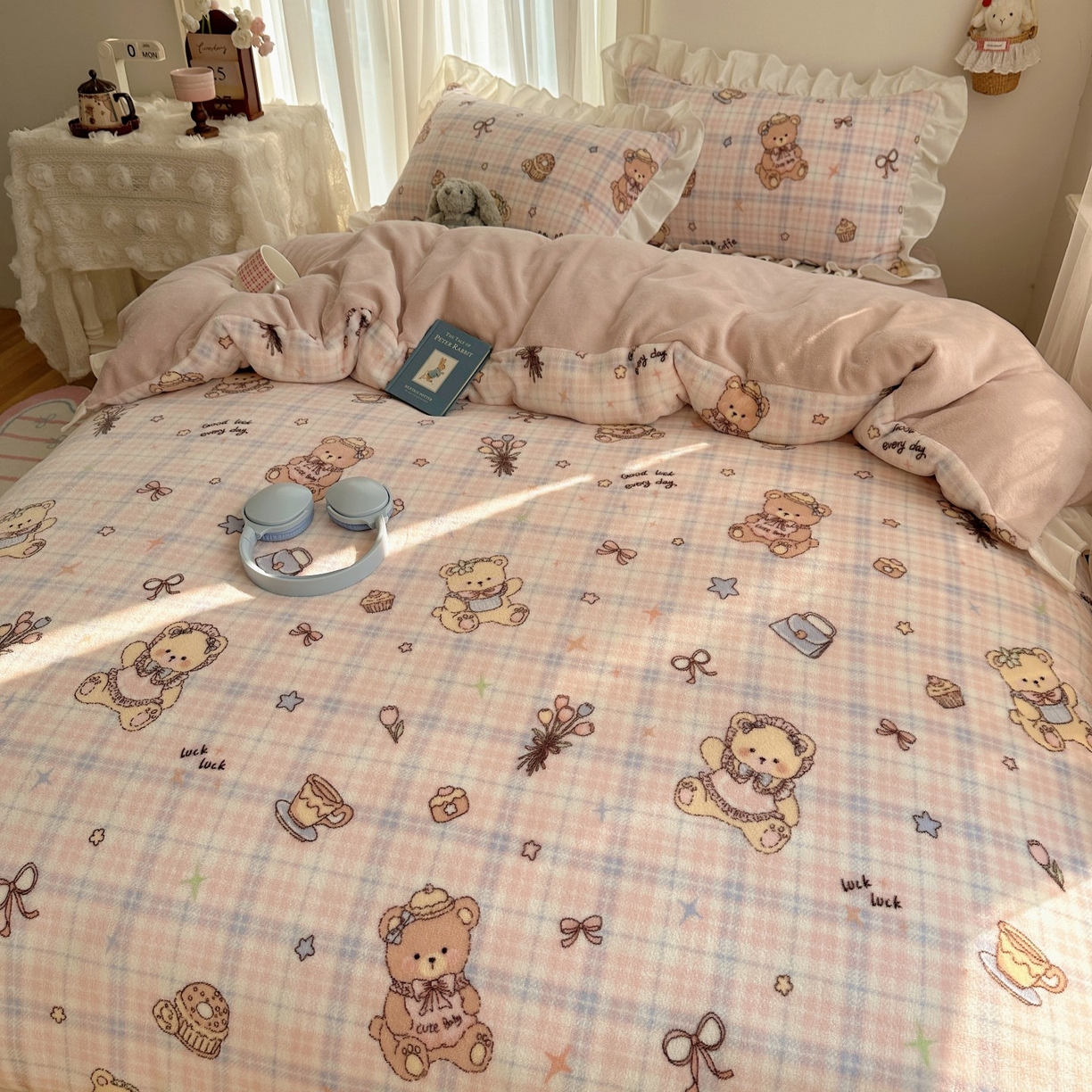 91家纺网 家纺一手货源 找家纺 萝莉家纺 2025秋冬新品韩版花边款加厚牛奶绒四件套 熊熊