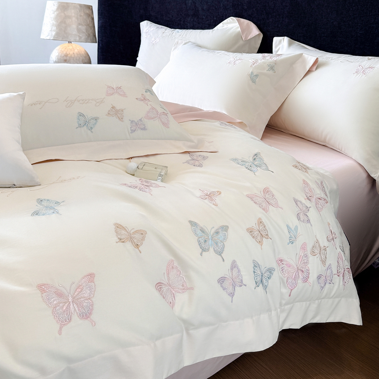 91家纺网 家纺一手货源 找家纺 家居1号家纺 2025新款超细旦纯棉磨毛四件套-蝶舞（控价标准288加大308 会员优惠10元） 蝶舞-白拼粉