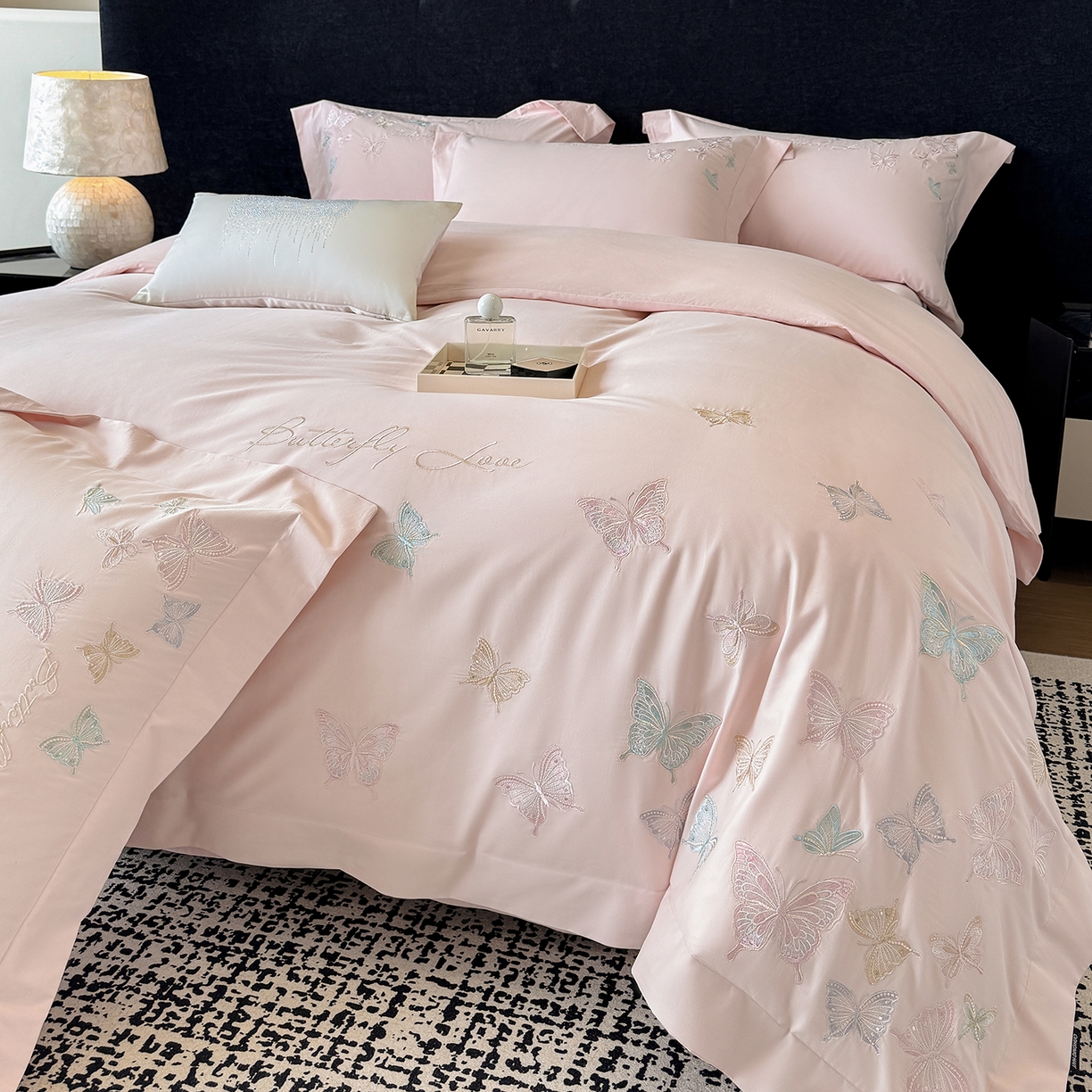 91家纺网 家纺一手货源 找家纺 家居1号家纺 2025新款超细旦纯棉磨毛四件套-蝶舞（控价标准288加大308 会员优惠10元） 蝶舞-少女粉