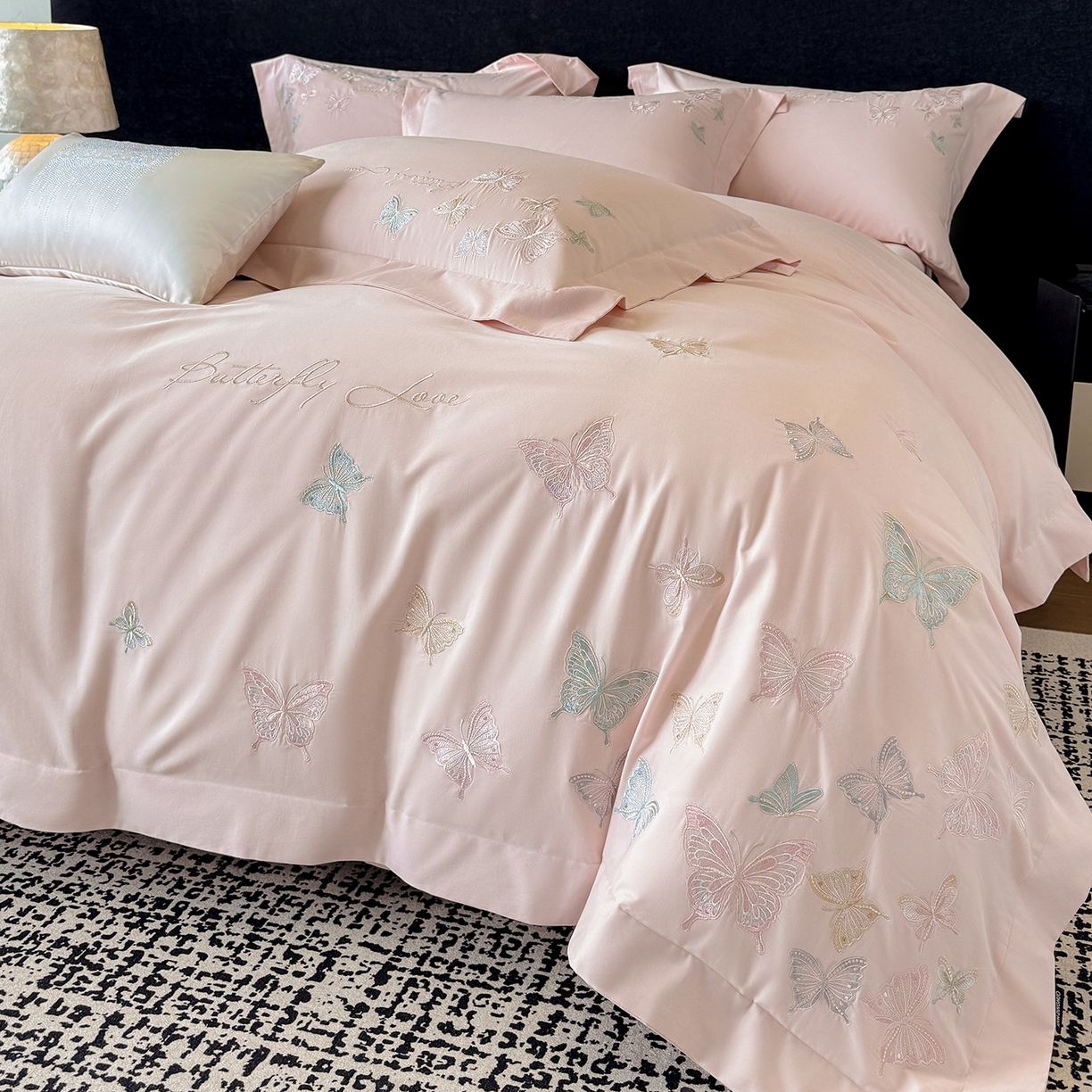 91家纺网 家纺一手货源 找家纺 家居1号家纺 2025新款超细旦纯棉磨毛四件套-蝶舞（控价标准288加大308 会员优惠10元） 蝶舞-少女粉