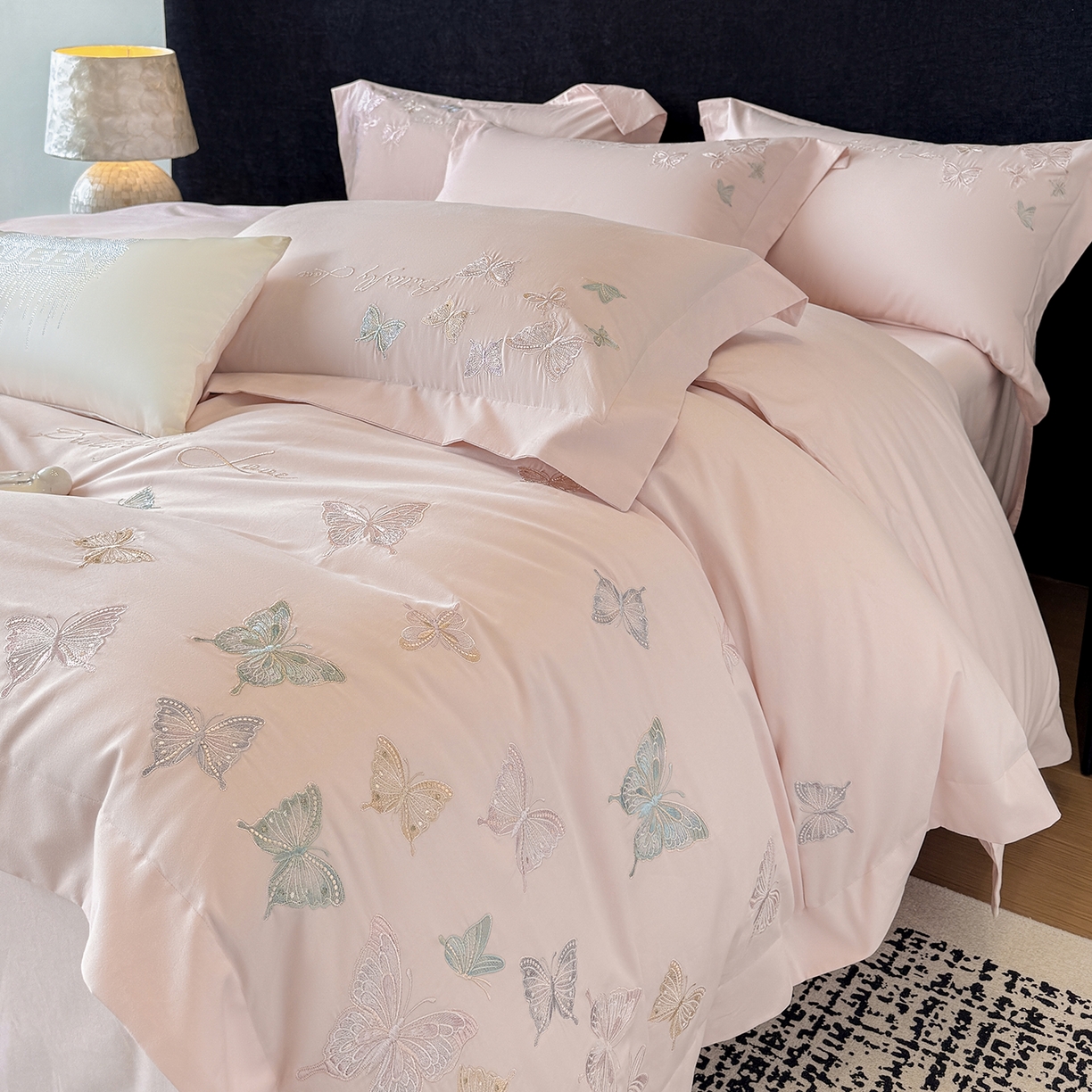 91家纺网 家纺一手货源 找家纺 家居1号家纺 2025新款超细旦纯棉磨毛四件套-蝶舞（控价标准288加大308 会员优惠10元） 蝶舞-少女粉