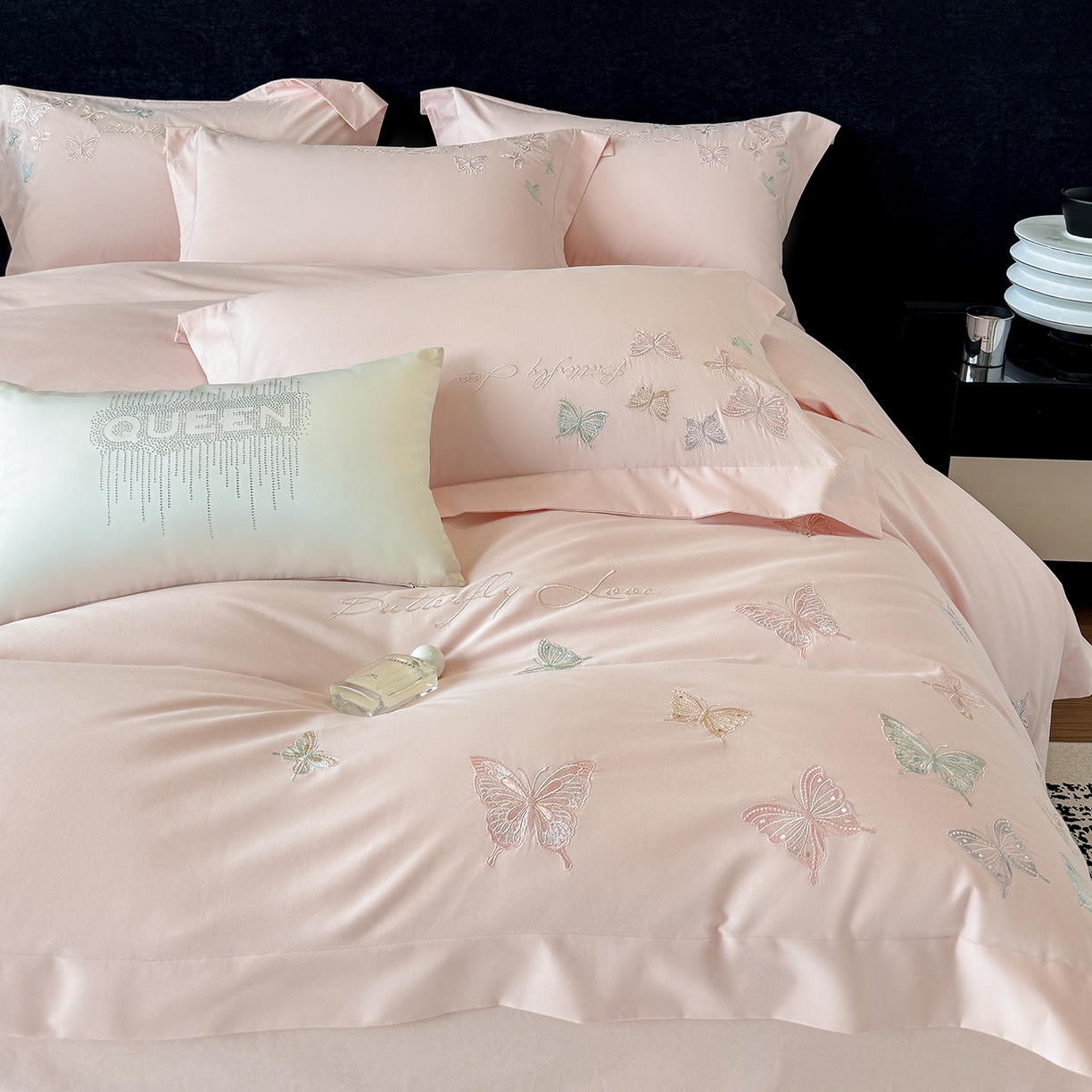 91家纺网 家纺一手货源 找家纺 家居1号家纺 2025新款超细旦纯棉磨毛四件套-蝶舞（控价标准288加大308 会员优惠10元） 蝶舞-少女粉