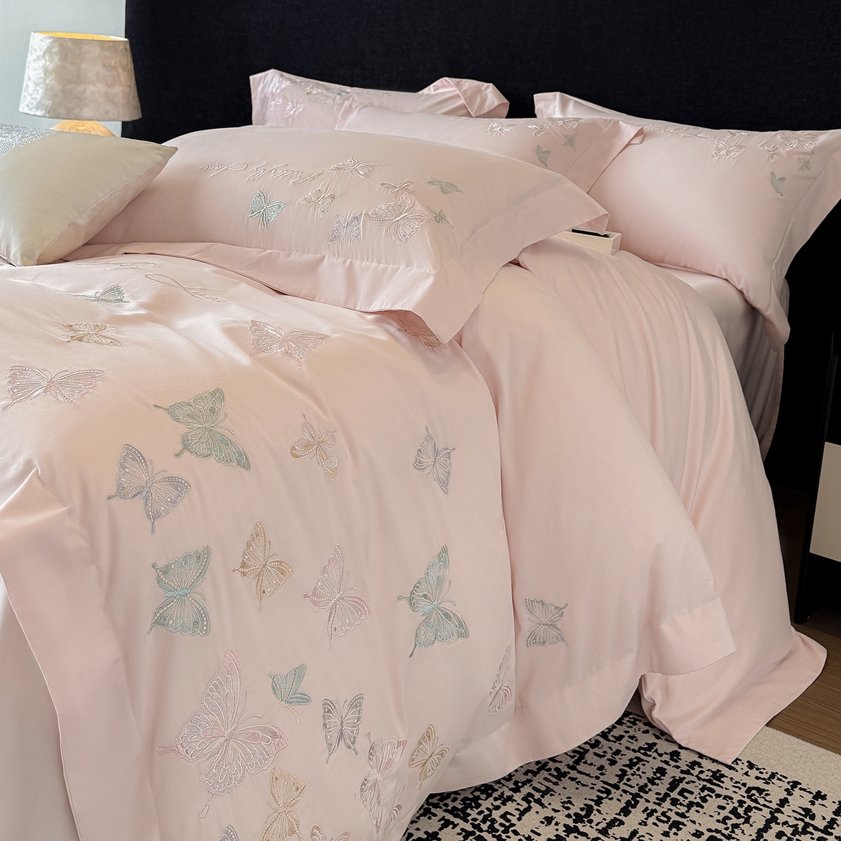 91家纺网 家纺一手货源 找家纺 家居1号家纺 2025新款超细旦纯棉磨毛四件套-蝶舞（控价标准288加大308 会员优惠10元） 蝶舞-少女粉