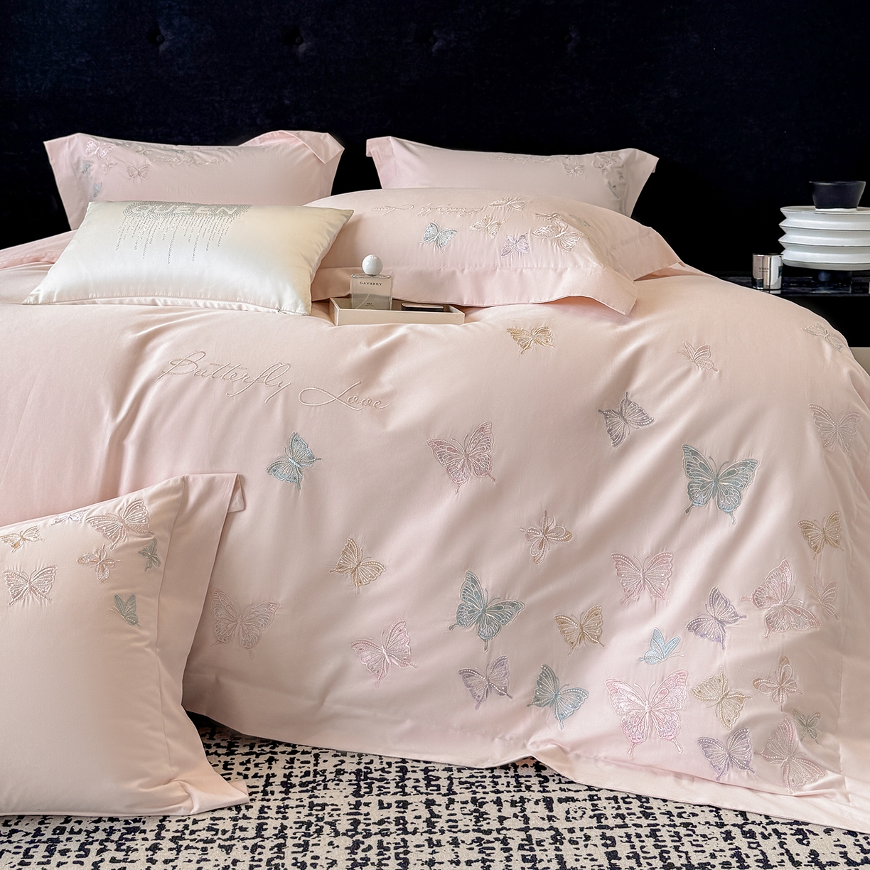 91家纺网 家纺一手货源 找家纺 家居1号家纺 2025新款超细旦纯棉磨毛四件套-蝶舞（控价标准288加大308 会员优惠10元） 蝶舞-少女粉