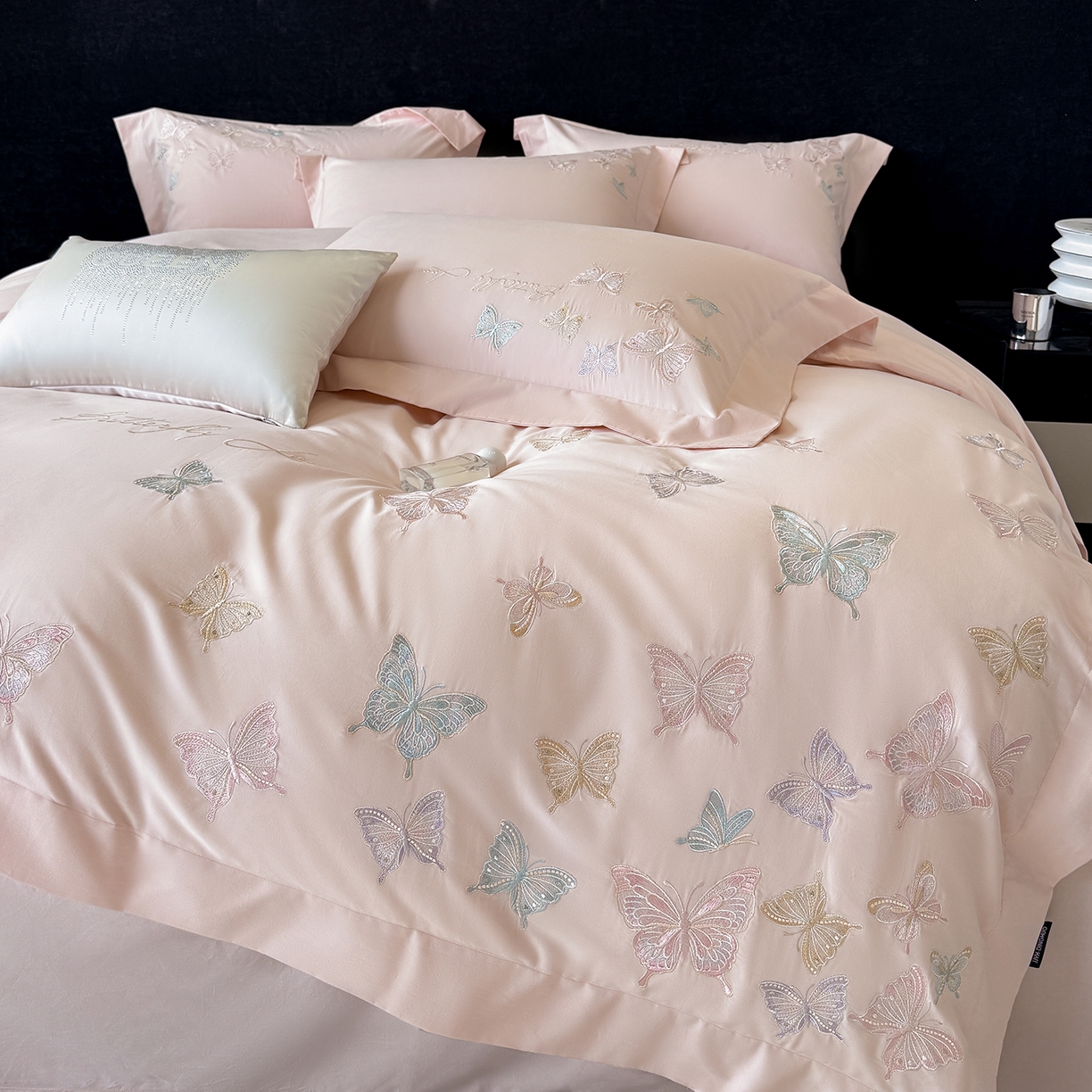 91家纺网 家纺一手货源 找家纺 家居1号家纺 2025新款超细旦纯棉磨毛四件套-蝶舞（控价标准288加大308 会员优惠10元） 蝶舞-少女粉